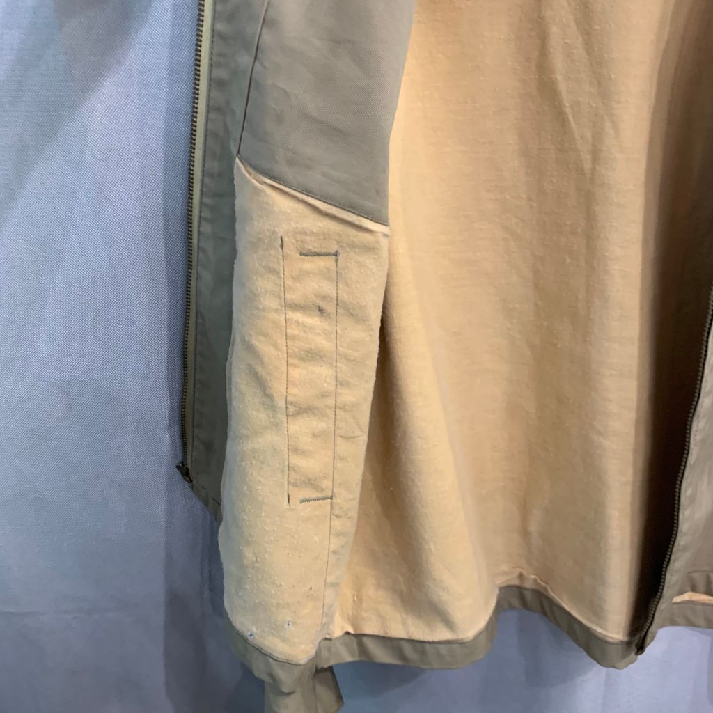 サンドベージュ