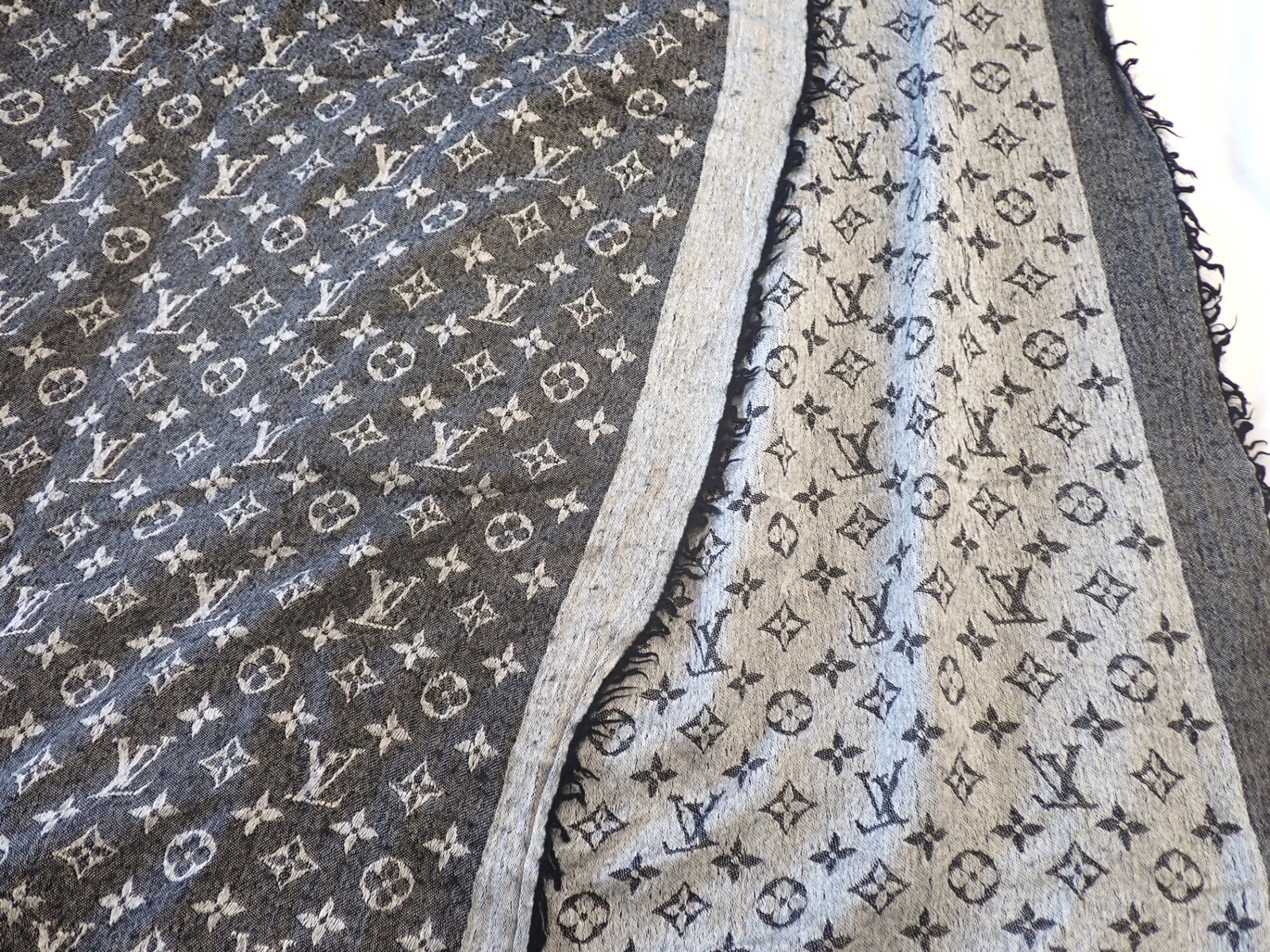 LOUIS VUITTON ルイヴィトン モノグラム柄 ストール 白×黒