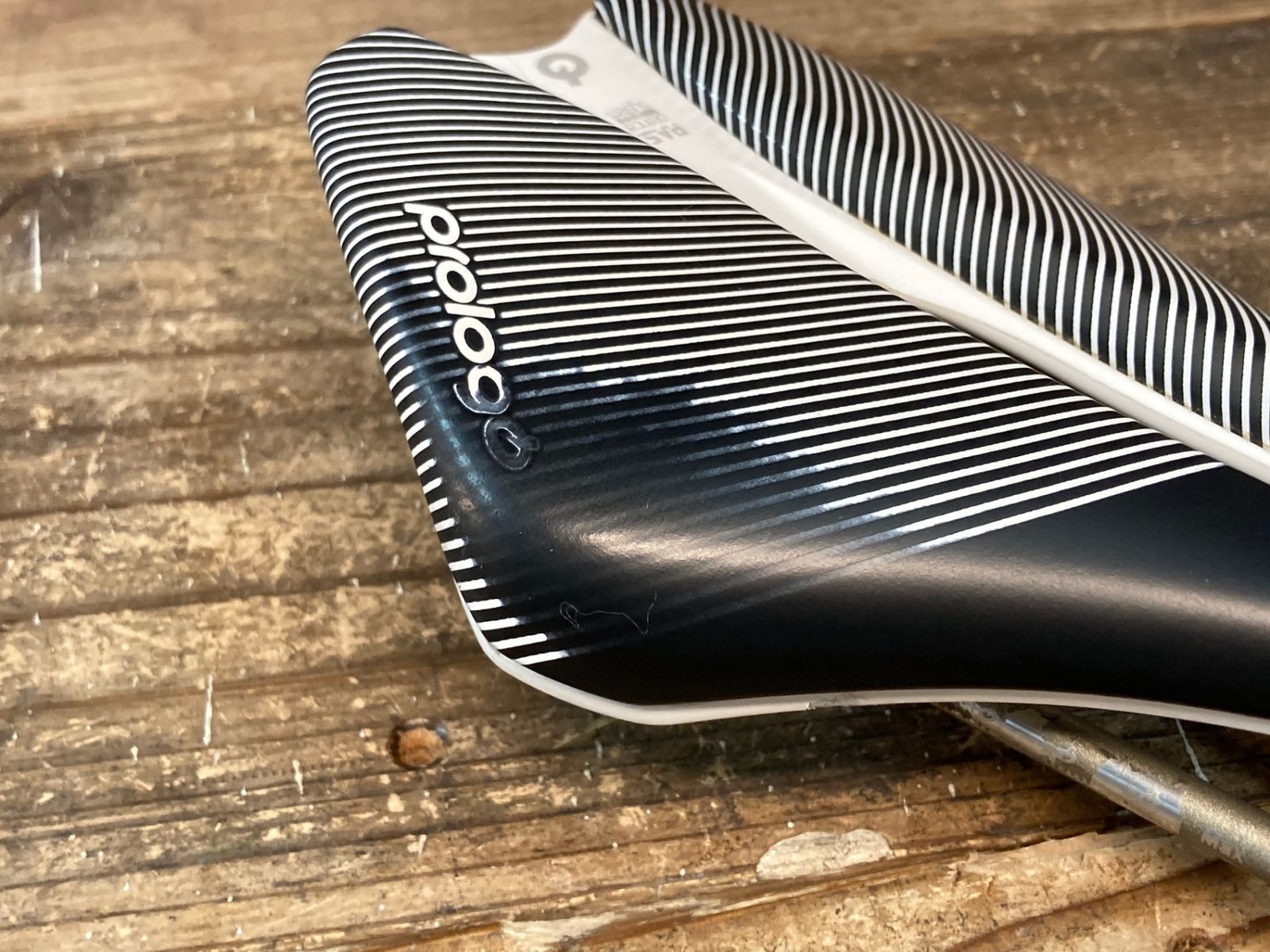 IU369 プロロゴ prologo ディメンション DIMENSION サドル 黒白 傷大