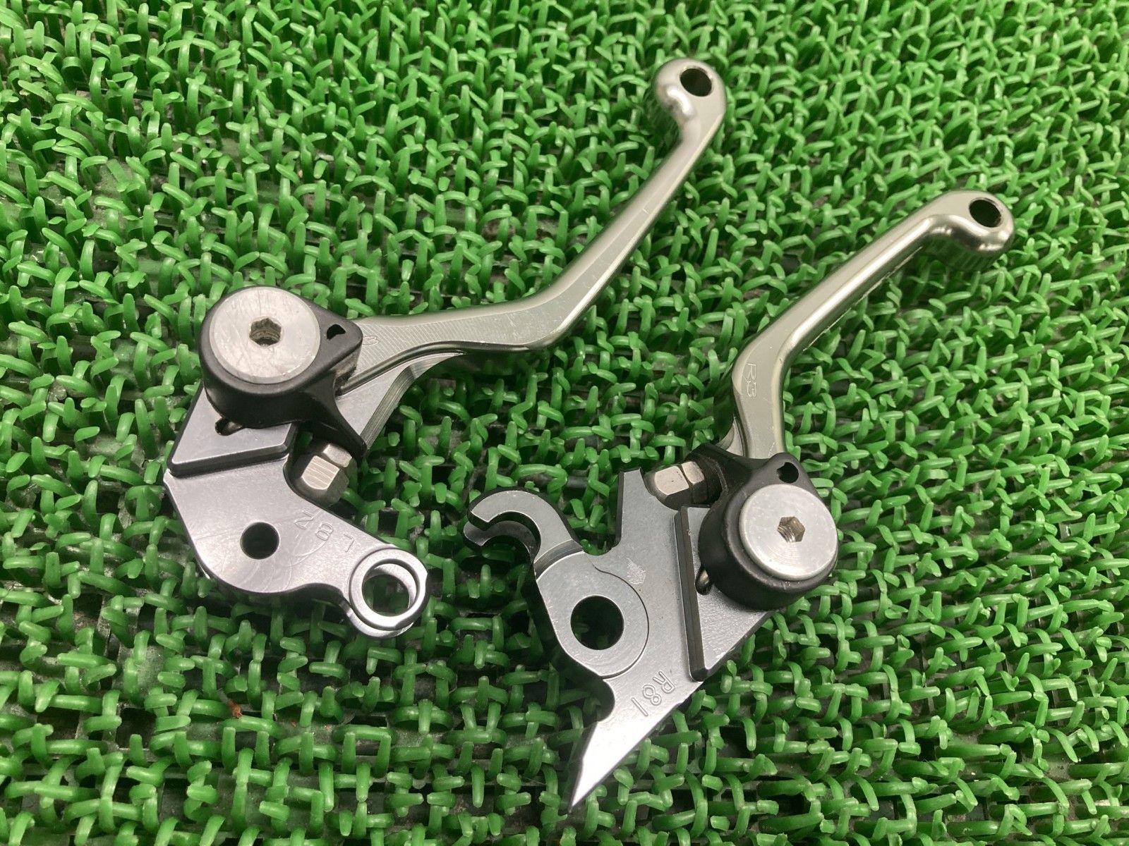 ZETA製250EXC レバー 左右 社外 バイク 部品 KTM 99-05年 3フィンガー アルミ ピボットレバー ブレーキレバー 【中古】 29 ZETA製250EXC レバー 左右 社外 バイク 部品 KTM 99-05年 3フィンガー