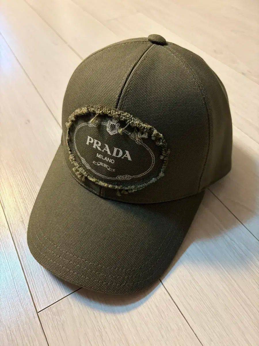 Prada プラダ 刺繍 ワッペン ボールキャップ