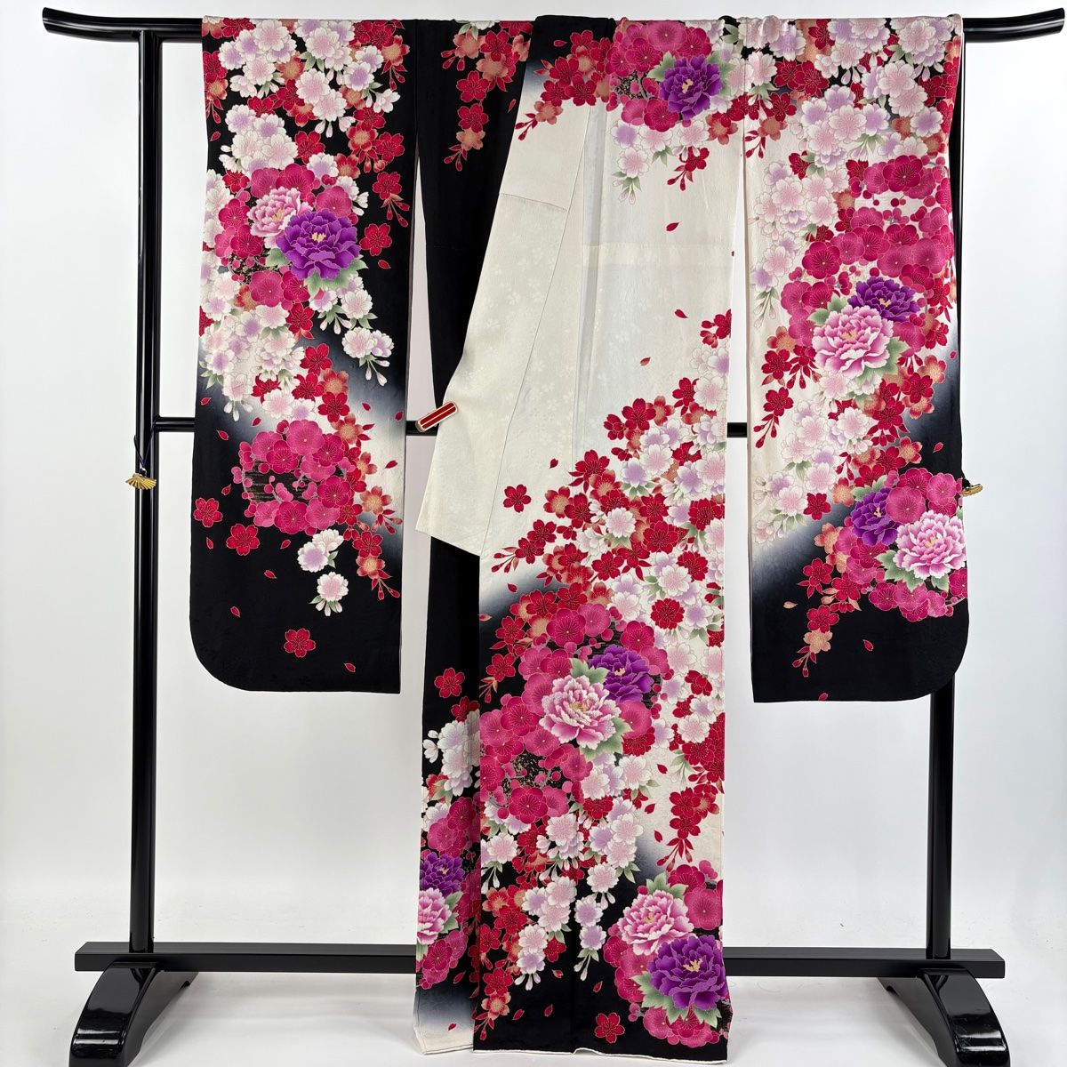 振袖 身長147-162cm 赤　牡丹　菊　桜　正絹 振袖 身丈168cm 裄丈67.5cm L 袷 牡丹 桜 金彩 刺繍 クリーム