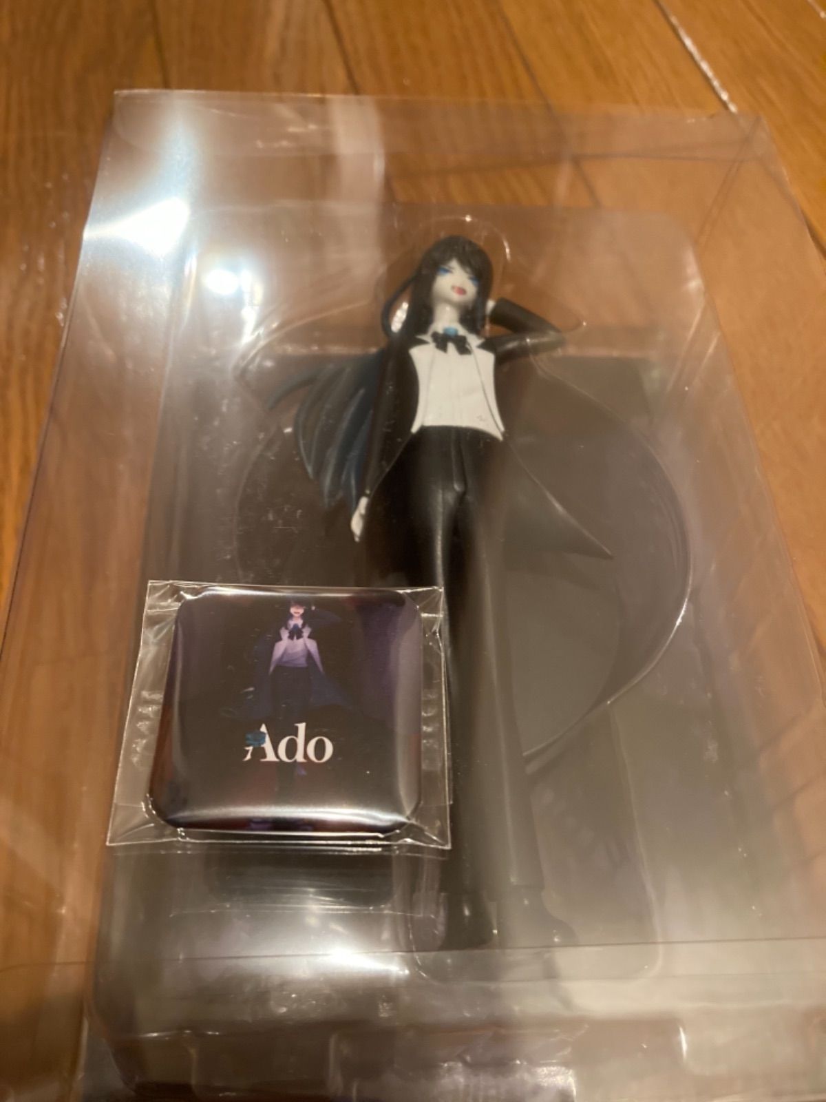 ADO フィギュア&缶バッジ セット出品！ - メルカリ
