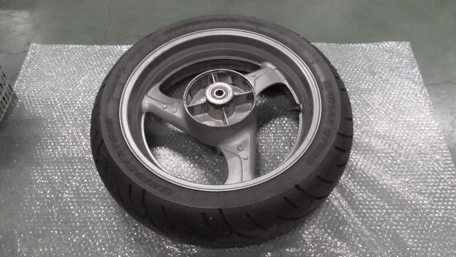 CB400SF VTEC REVO NC42 の リアホイール タイヤ 1760489760