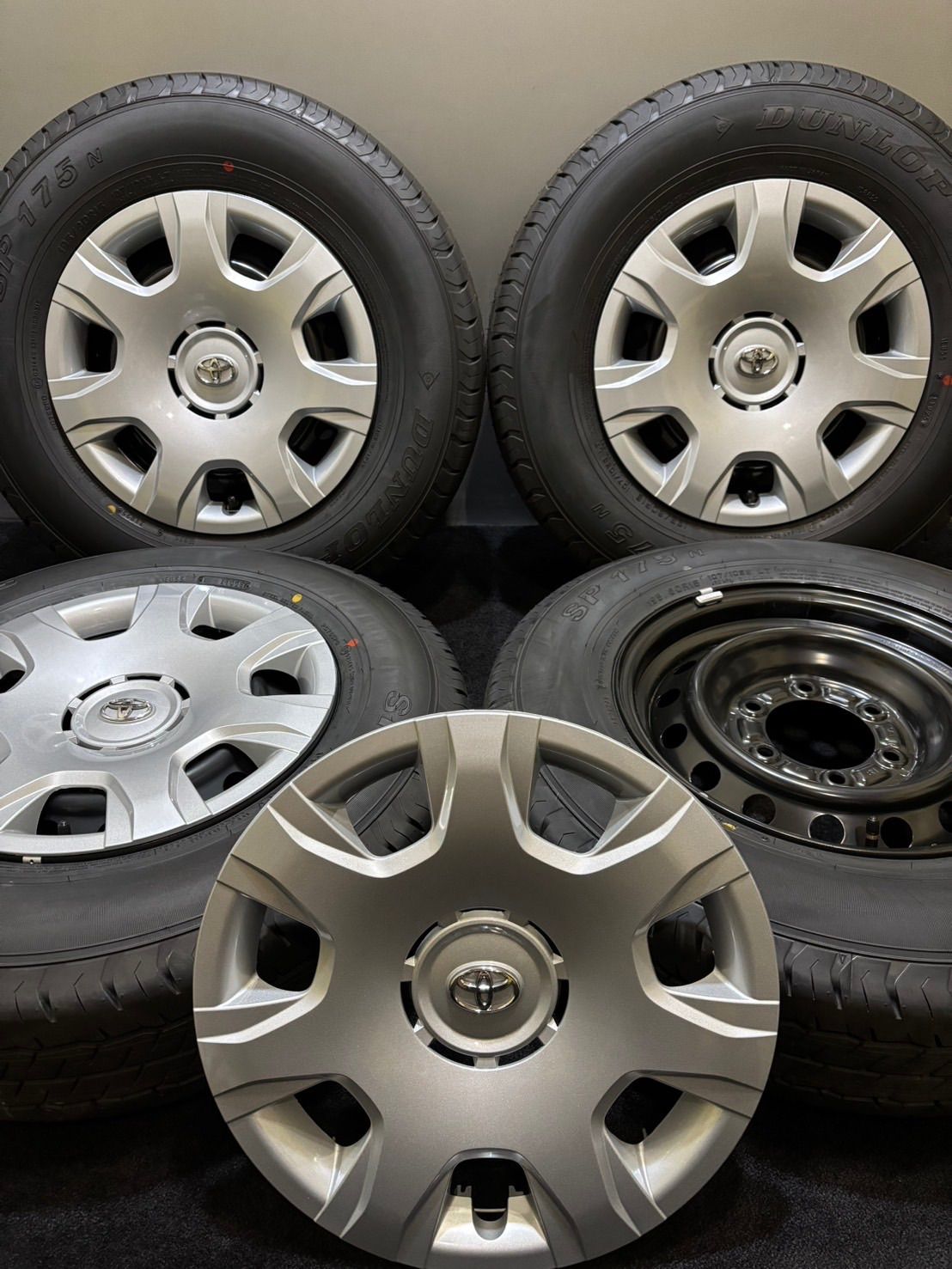 195|80R15 107|105S LT DUNLOP|SP175N 25年 トヨタ 200系 ハイエース 純正 スチール 15インチ 6J 35 139.7 6H 夏タイヤ 4本 南6-J200