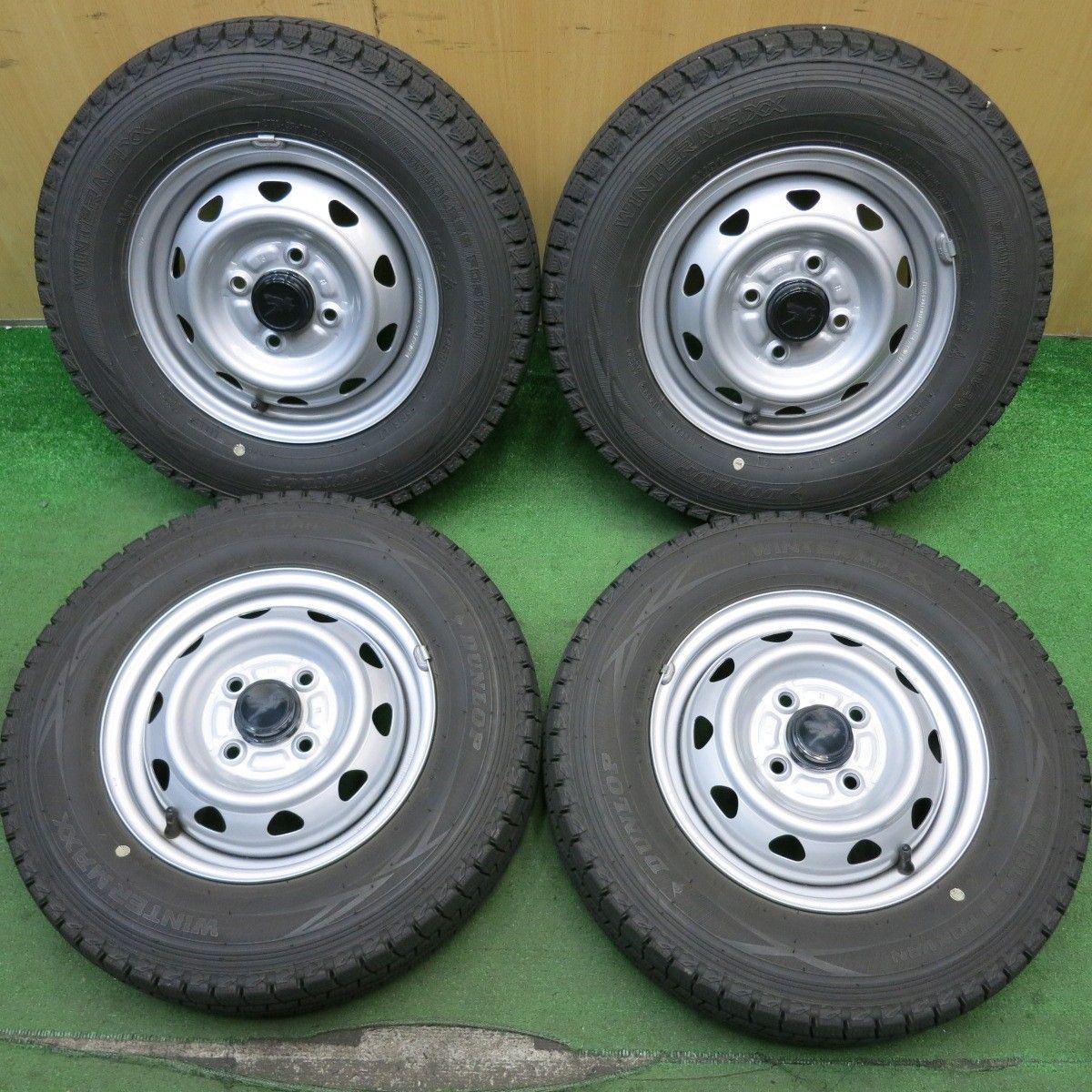 バリ溝！24年！キレイ！ほぼ10分☆スタッドレス 145R12 6PR ダンロップ 