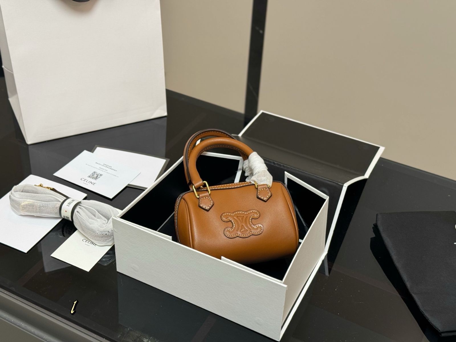 【緊急入荷】アウトレットCELINE★稀少ミディアムピローバッグ 今日特価】Celine Pillow Bag セリーヌ ピロー バッグ - メルカリ