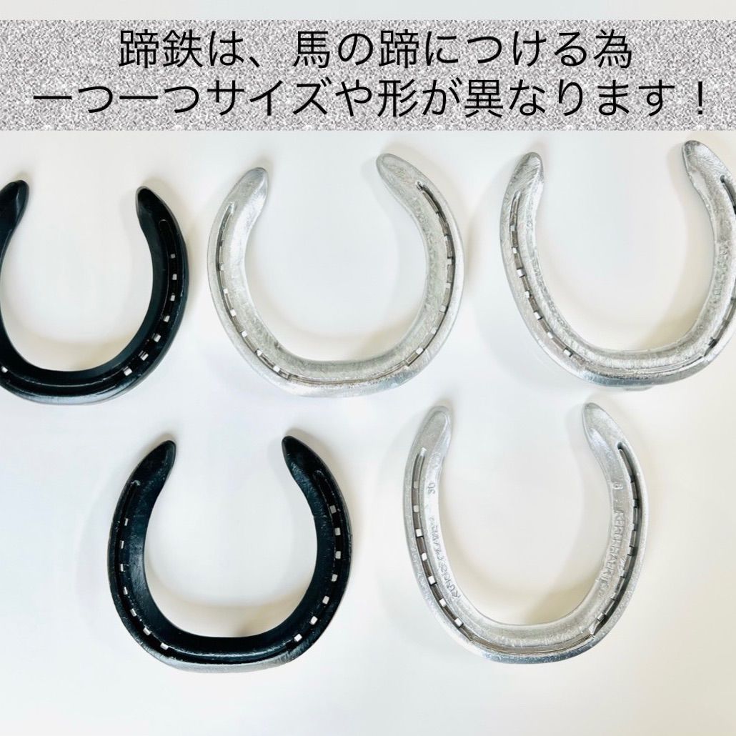 未使用の競走馬用蹄鉄2枚を飾ったボード - 工芸品