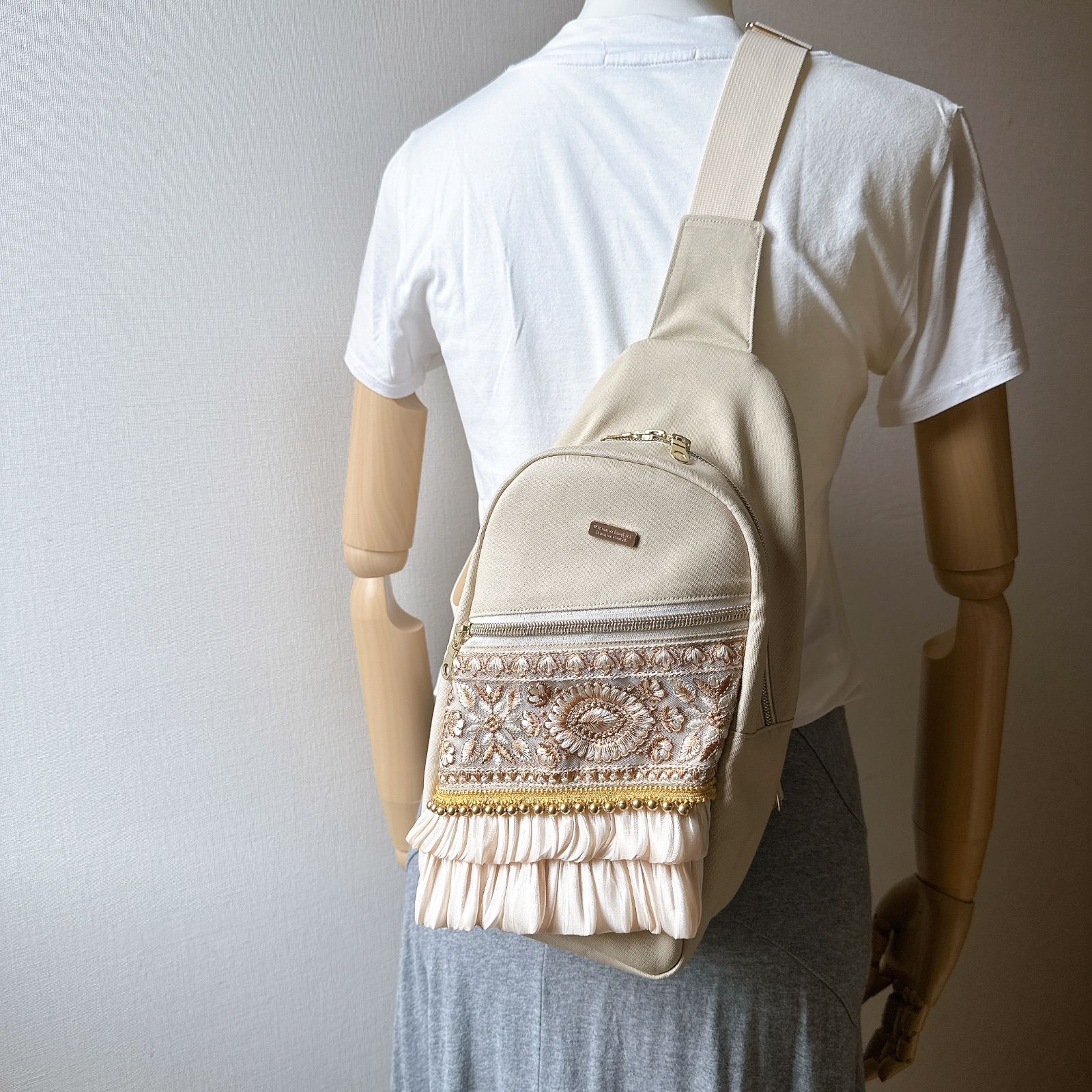 後ろ姿も素敵で行こう＊刺繍リボンとレースのボディバッグ＊お出かけが楽しみになるバッグ＊大人可愛い バッグ 後ろ姿も素敵で行こう♪＊刺繍リボンとレースのボディバッグ ONE 刺繍レース パーティードレス ふんわりバックリボンの蝶々レースプルオーバートップス