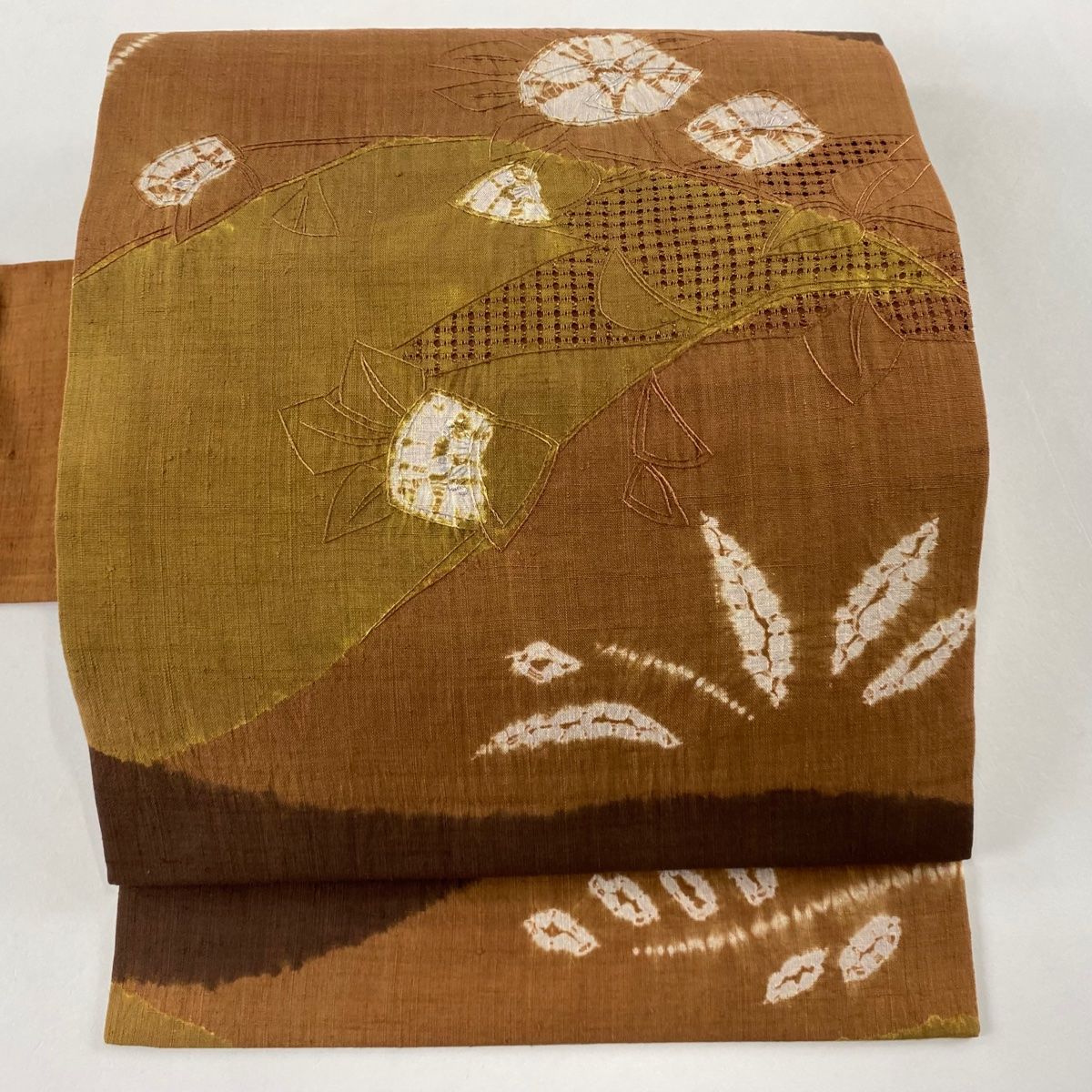 名古屋帯 秀品 紬地 椿 刺繍 絞り 茶色 正絹