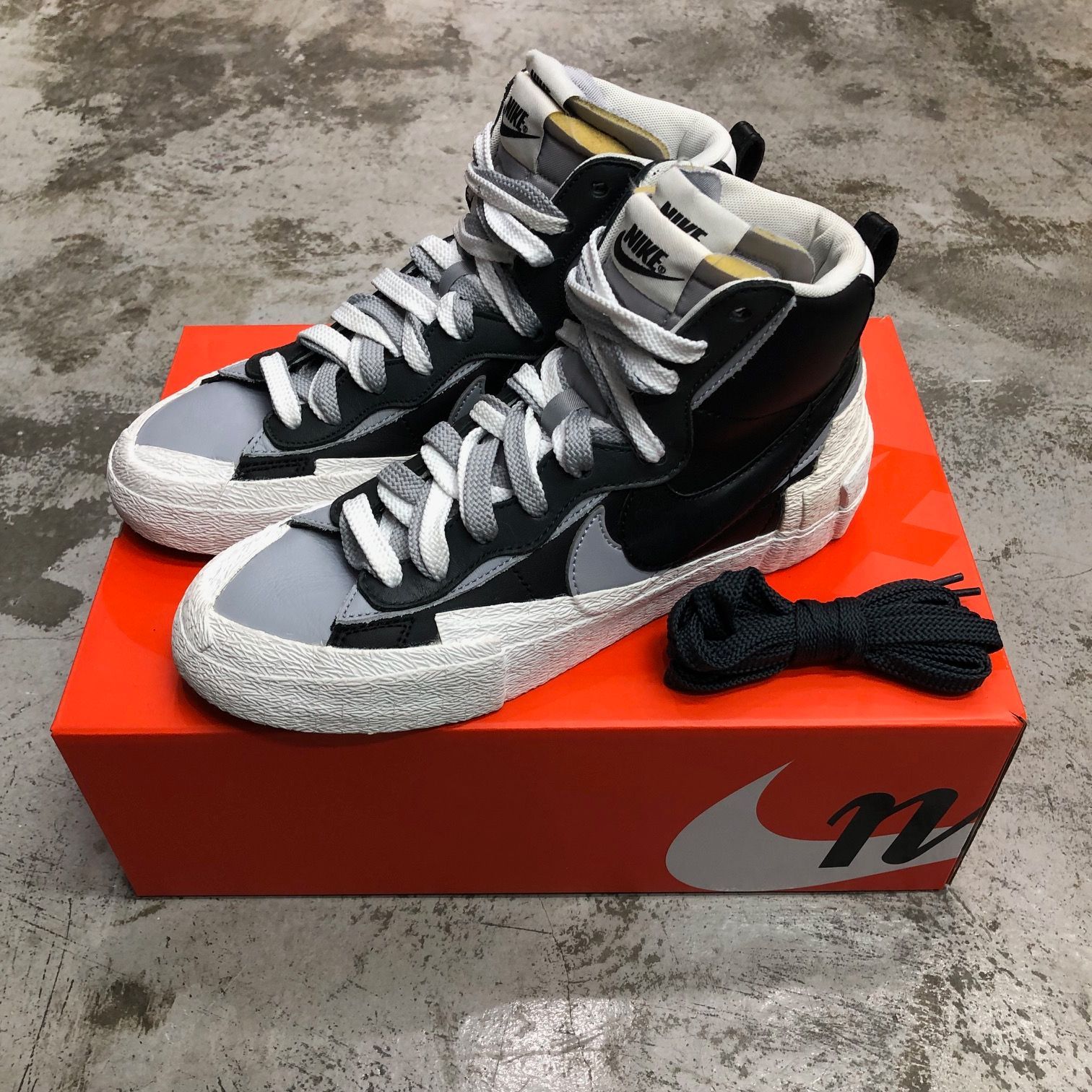 sacai NIKE BLAZER MID BLACK WOLF GREY / WHITE BV0072-002 コラボ  