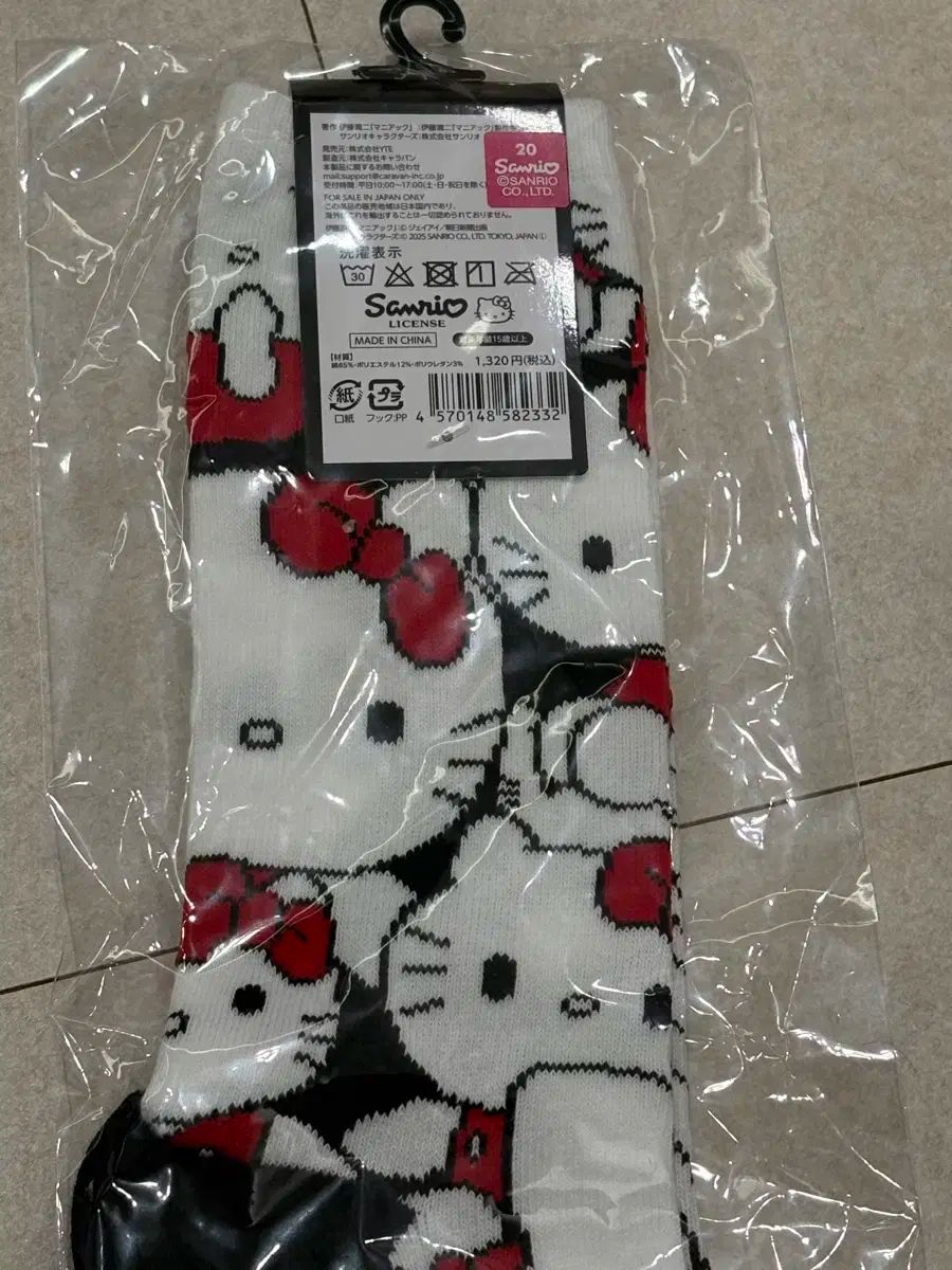 伊藤潤二 ハローキティ コラボ トミーエ 靴下