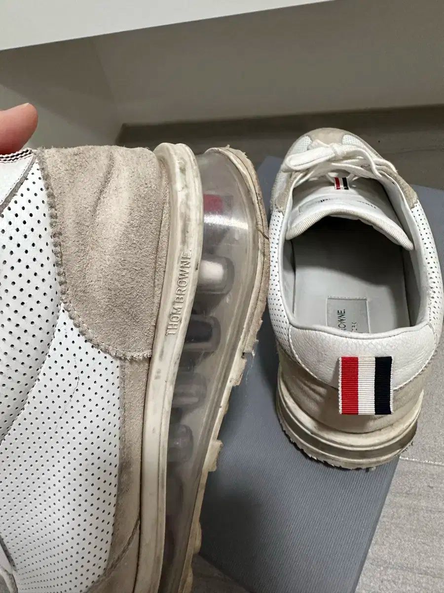 緊急値下げ中【Thom Browne】 スニーカー THOM BROWNE(トムブラウン) スニーカー(メンズ) - 海外通販のBUYMA