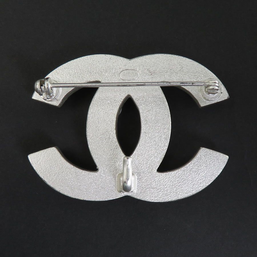 シャネル CHANEL ブローチ ココマーク シルバーｘホワイト B21A シャネル CHANEL ブローチ ココマーク - メルカリ