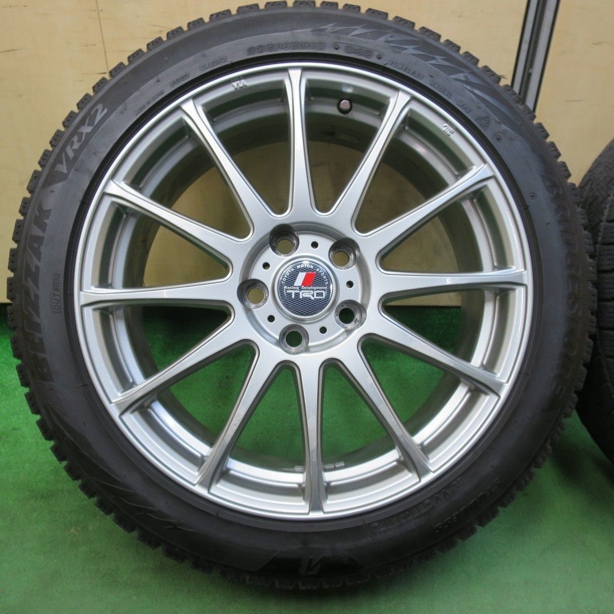 4本価格 スタッドレス 235 45R18 ブリヂストン ブリザック VRX2 ravrion TRD ラブリオン 18インチ PCD114.3 5H 5021508イス