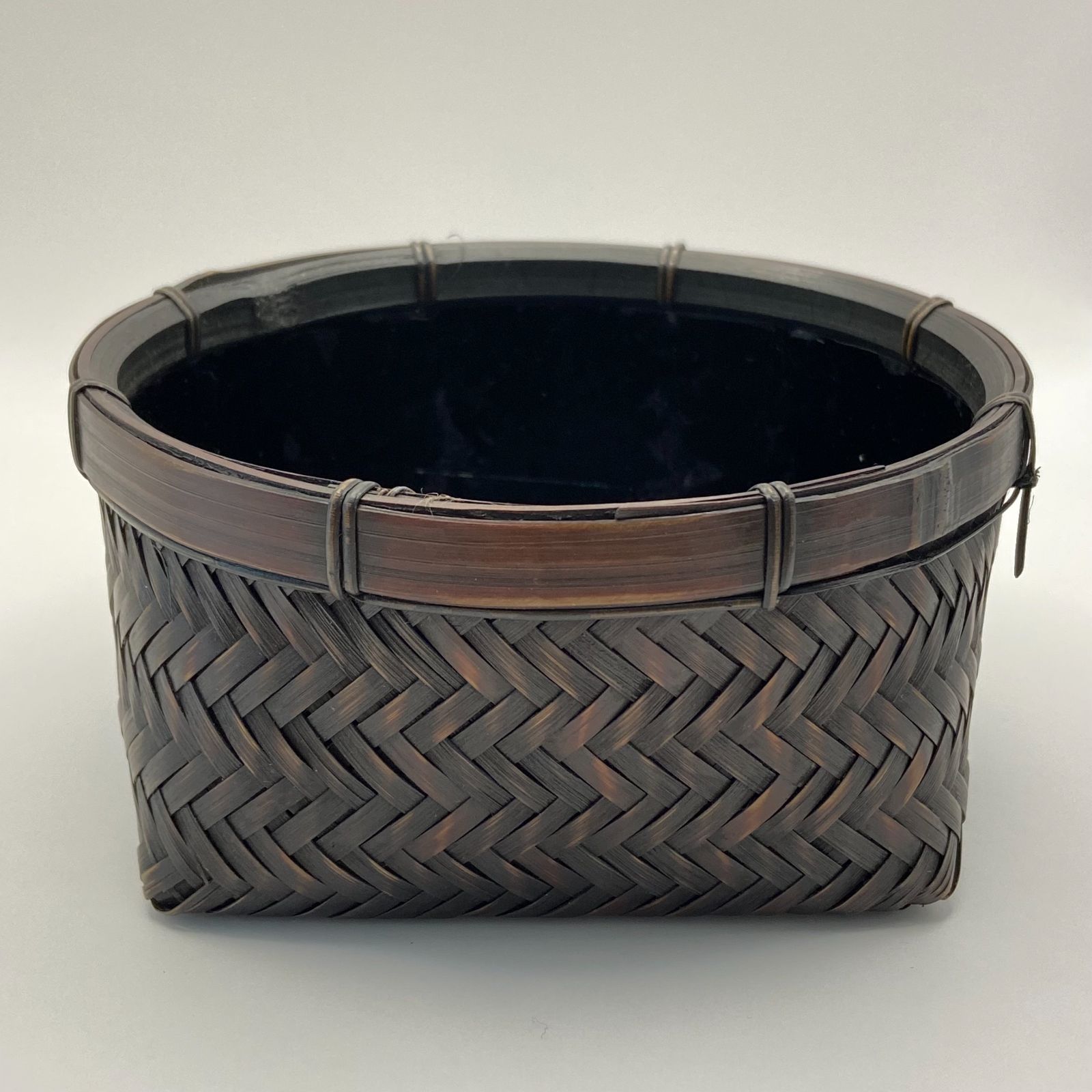 【流】竹裕斎作 唐物写 藤鉄線網炭斗 共箱 CG444 唐物写 籐組 竹裕斎 在銘 炭斗 炭籠 共箱