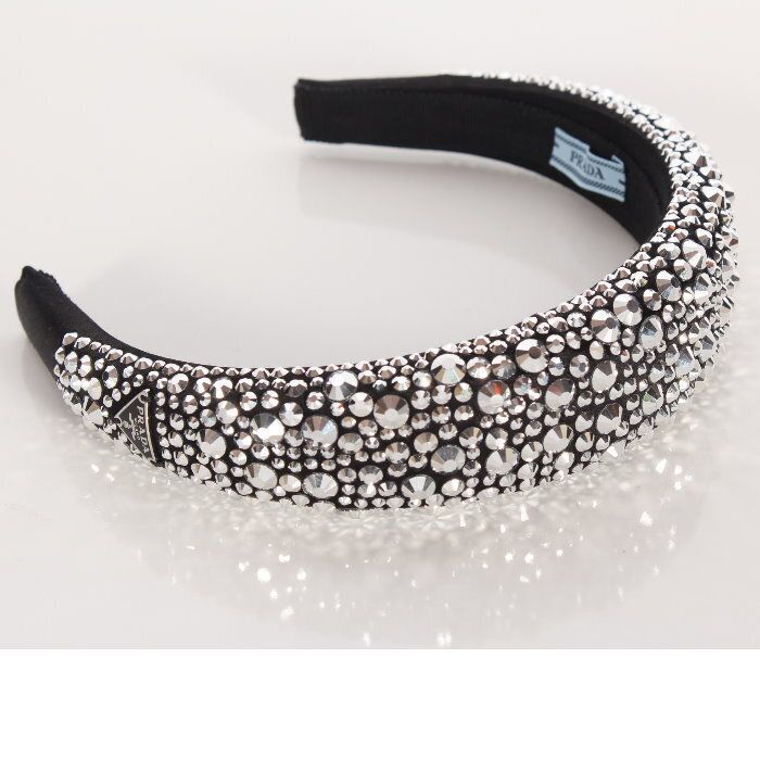 PRADA プラダ カチューシャ 1IH019 2D0H F063R シルバー ブラック ファセット クリスタル ラインストーン サテン ヘッドバンド ヘアアクセサリー 髪飾り トライアングルロゴメタル レディース ユニセックス 本物 売れ筋