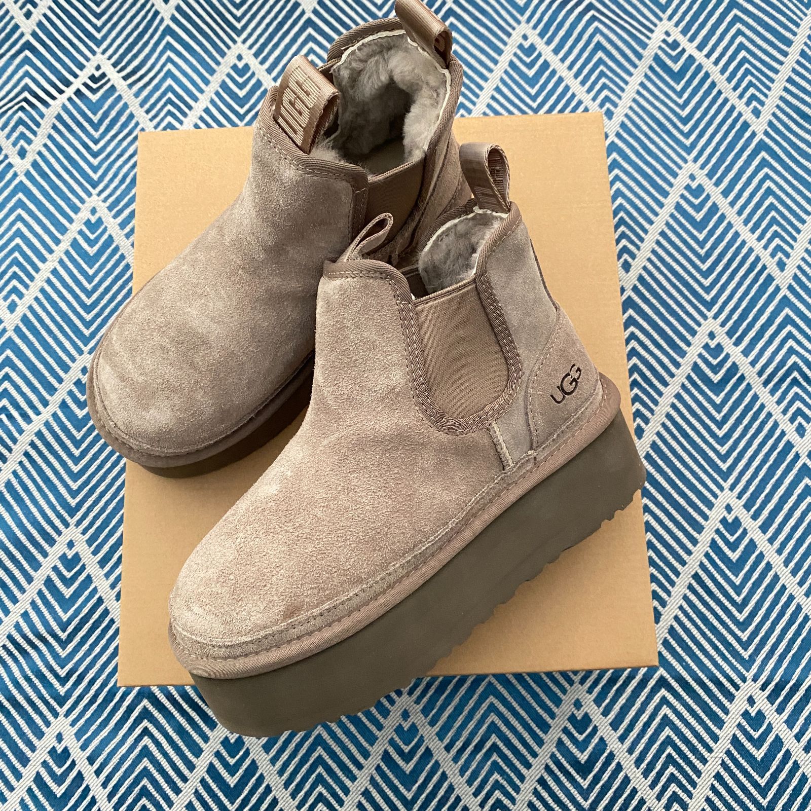 新品 UGG アグ ブーツ レディース チェルシー 厚底 - メルカリ