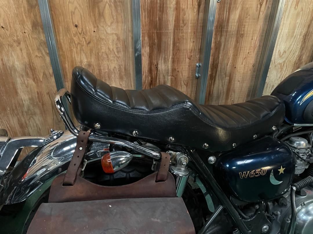W650 W400 鋲打ち 黒 白 皮 タックロール シート - カスタム