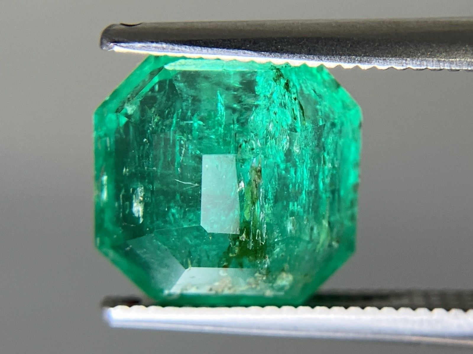 天然エメラルド　9.37ctルース エメラルド 天然 2.979ct 中央宝石ソーティング付き 9.55㎜×8.83