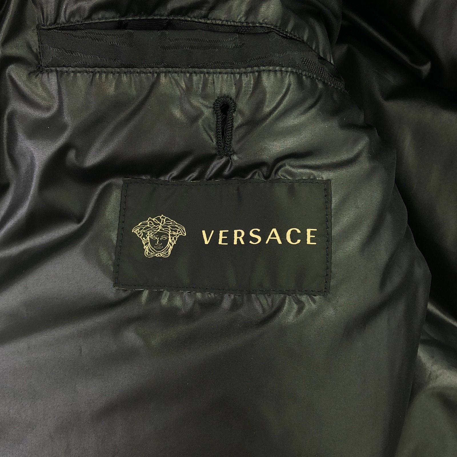 【関税込み】Versace ブラック バロッコ ダウンジャケット Versaceのブラック バロッコ ダウンジャケットがセール中
