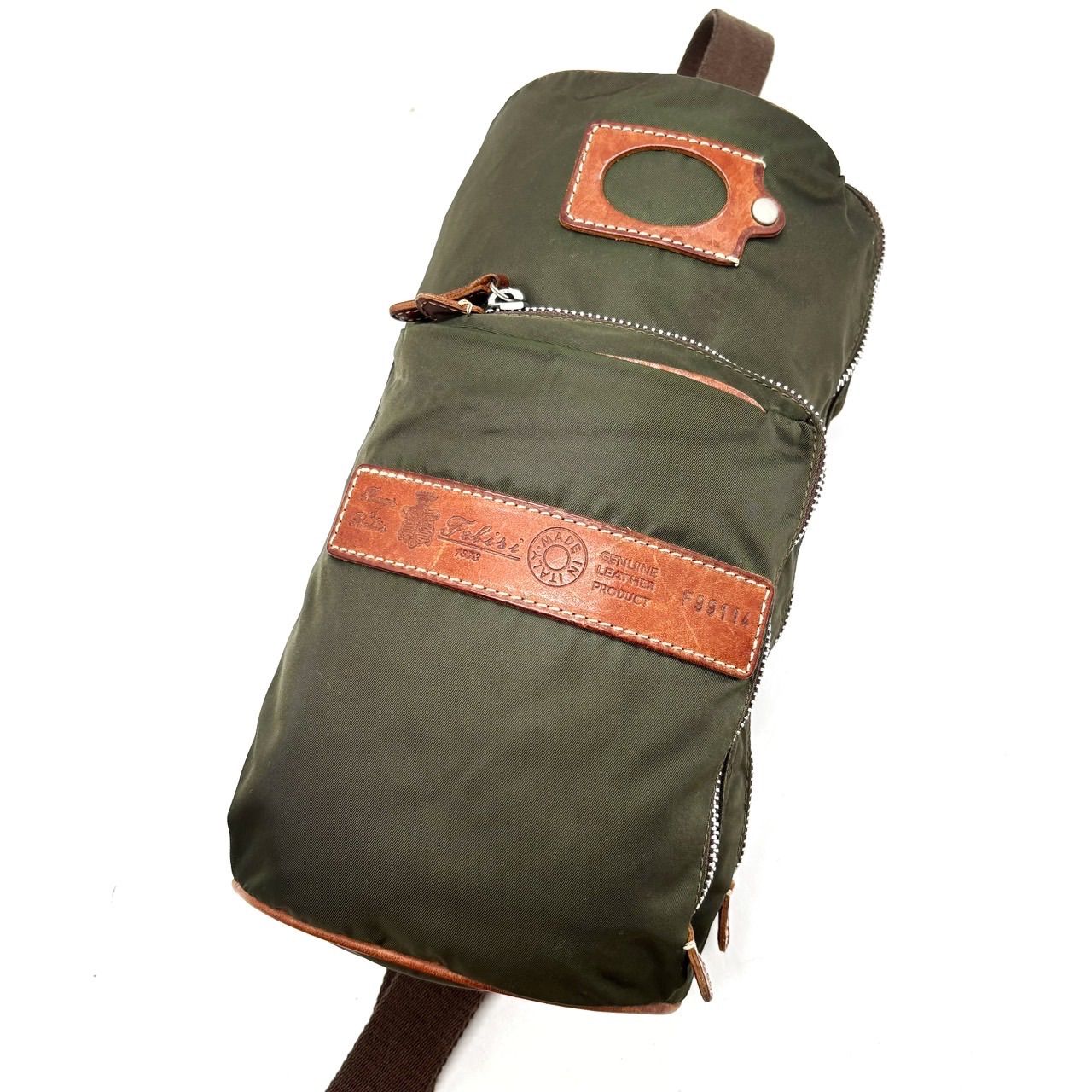 Felisi フェリージ ボディーバッグ ショルダーバッグ ロゴ型押し シルバー金具 チャーム ナイロン レザー メンズ ブラウン 茶色