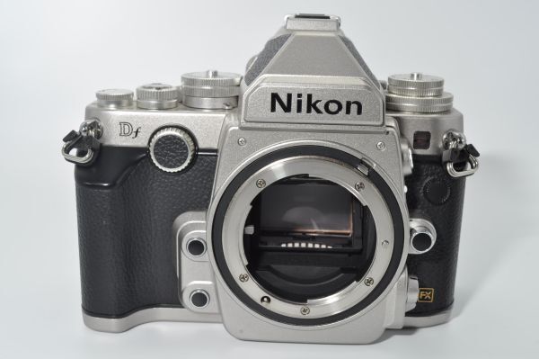 1242ショット！ 新品級  Nikon デジタル一眼レフカメラ Df シルバーDFSL