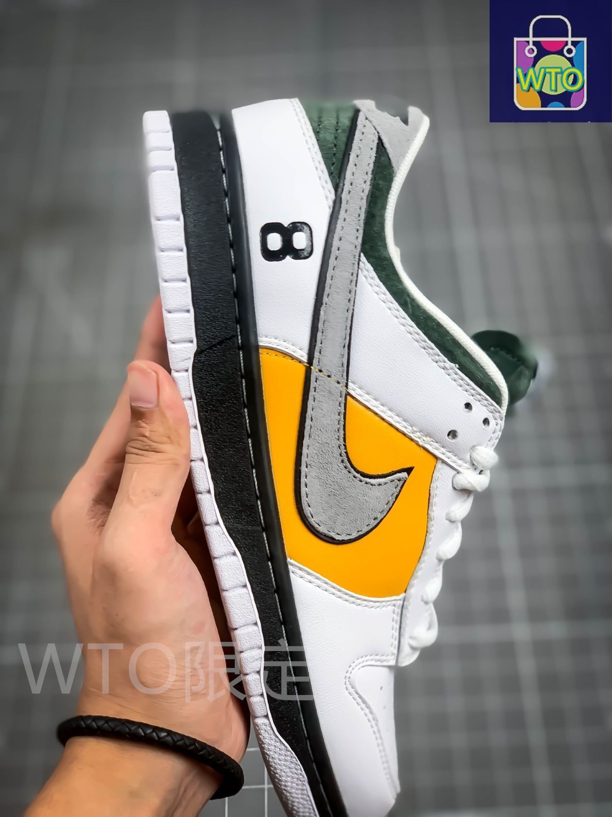 NIKE Kobe 0時で出品アウト→次回出品をお待ち下さいおまけつき NIKE Kobe 0時で出品アウト→次回出品をお待ち下さいおまけつき