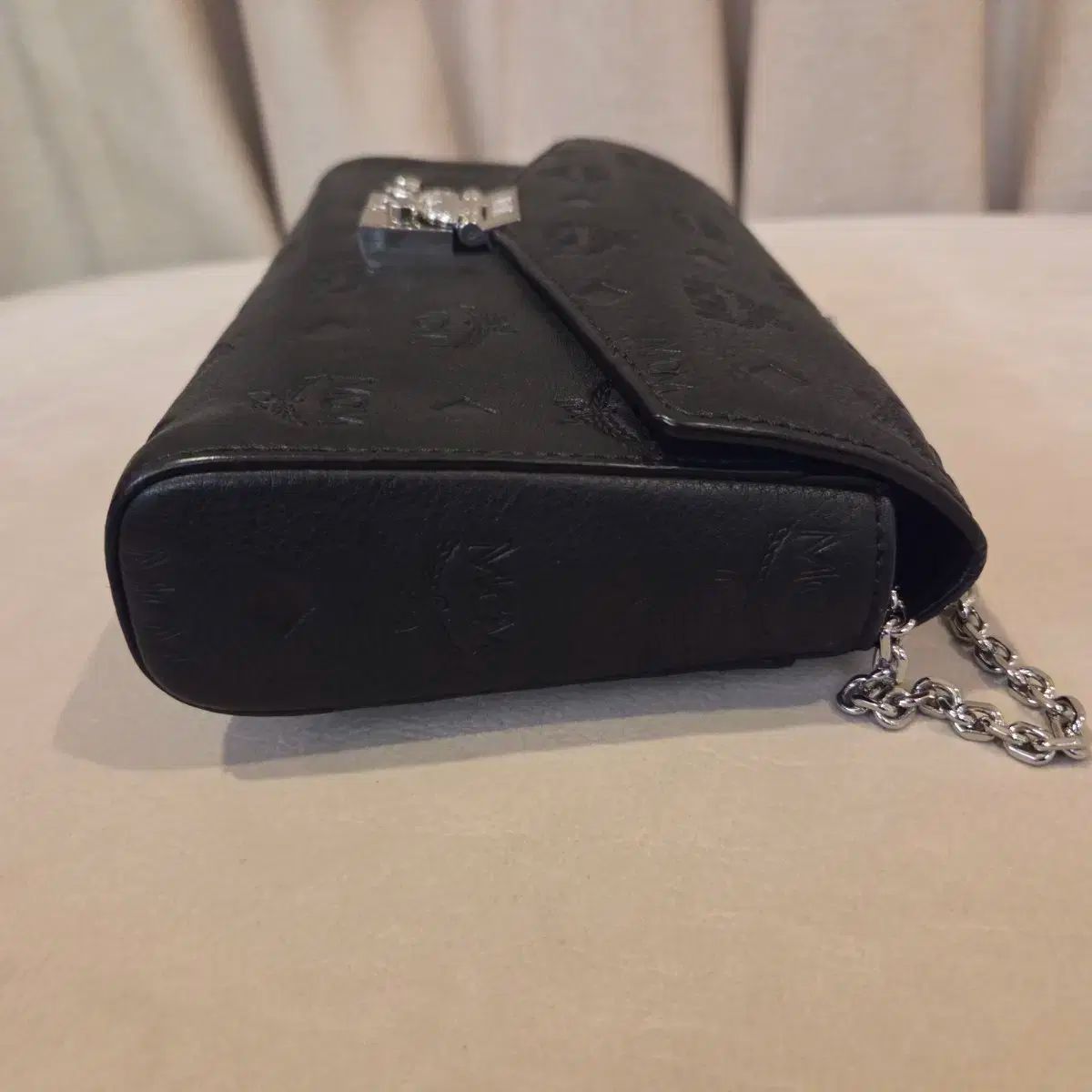 ミディアム ブラック