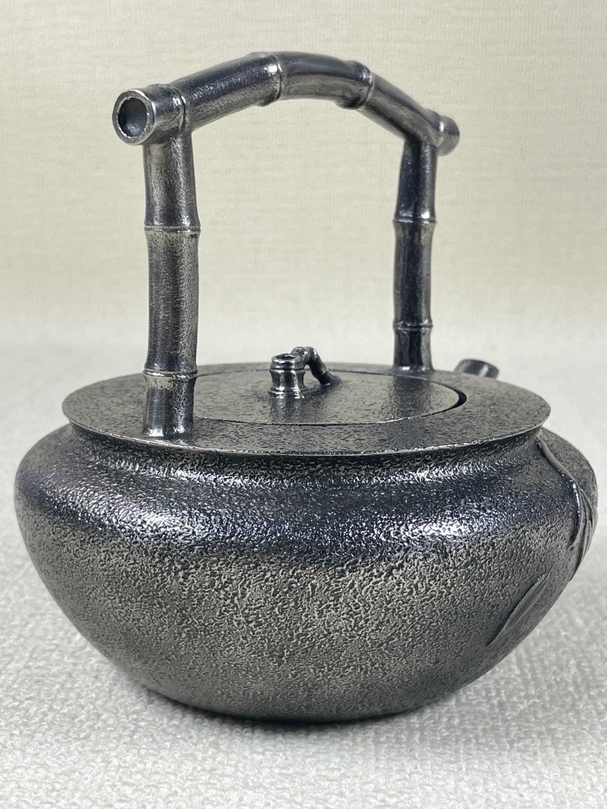 雨宮宗作 鉄瓶 純砂鉄 専用箱付 日本伝統工芸 茶道具 インテリア 雨宮宗作 鉄瓶 純砂鉄 専用箱付 日本伝統工芸 茶道具 インテリア