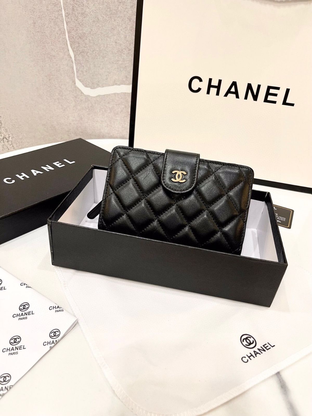 chanelシャネル人気シャネル二折り財布