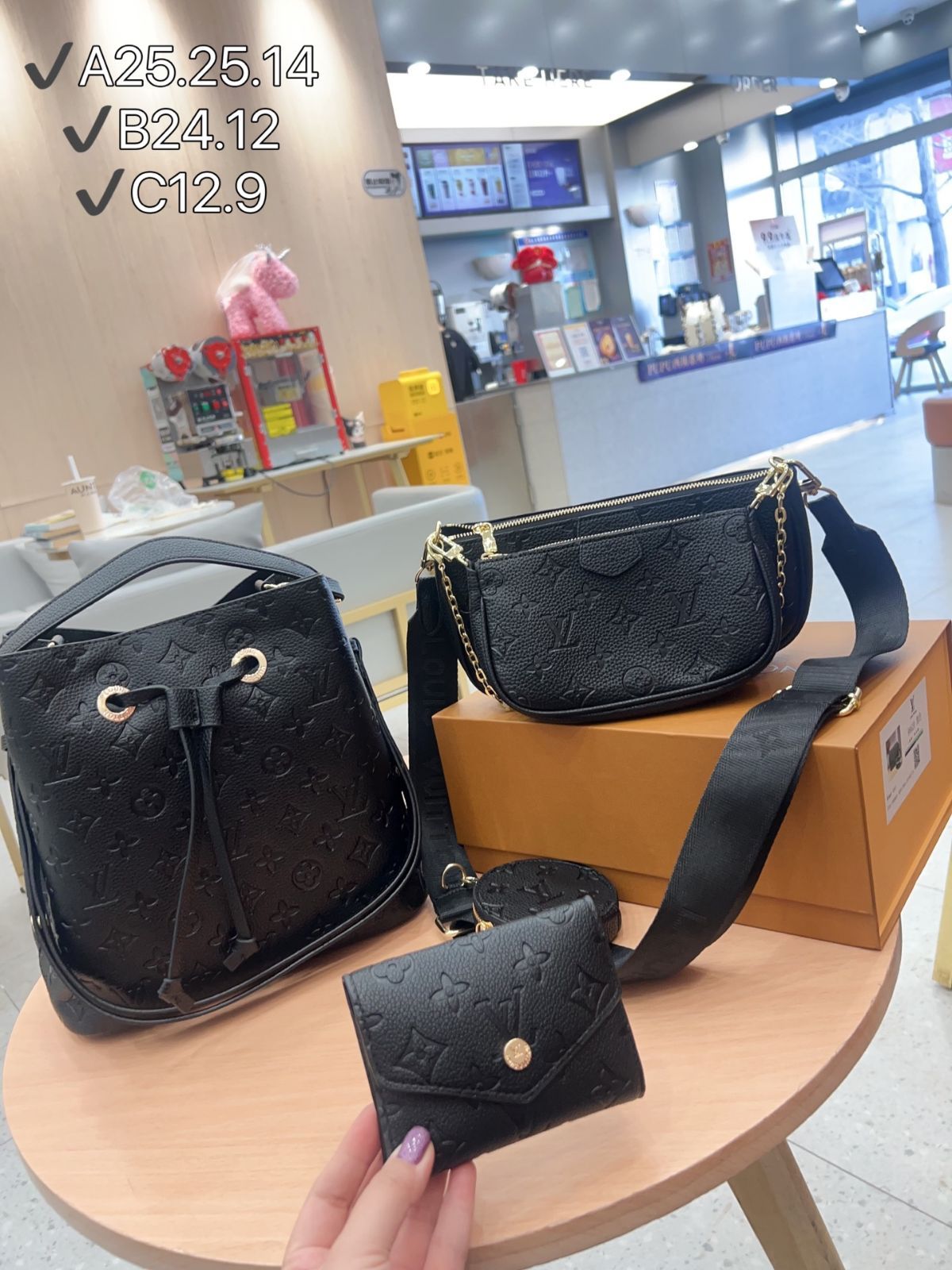 TOP New 2025 高品質3点セット - Lv エンボスバケットバッグ ブラックエンボス麻雀バッグ 財布 特別割引 | -WTO輸入1