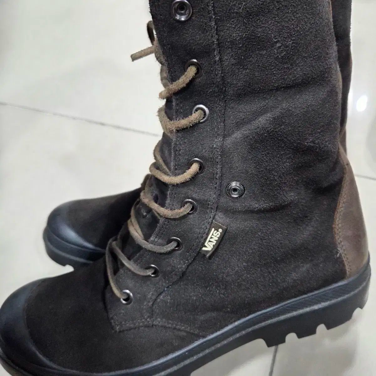 フォーマルスタイル VANS スウェード ハウンドSTUロールアップブーツ 2025超人気。