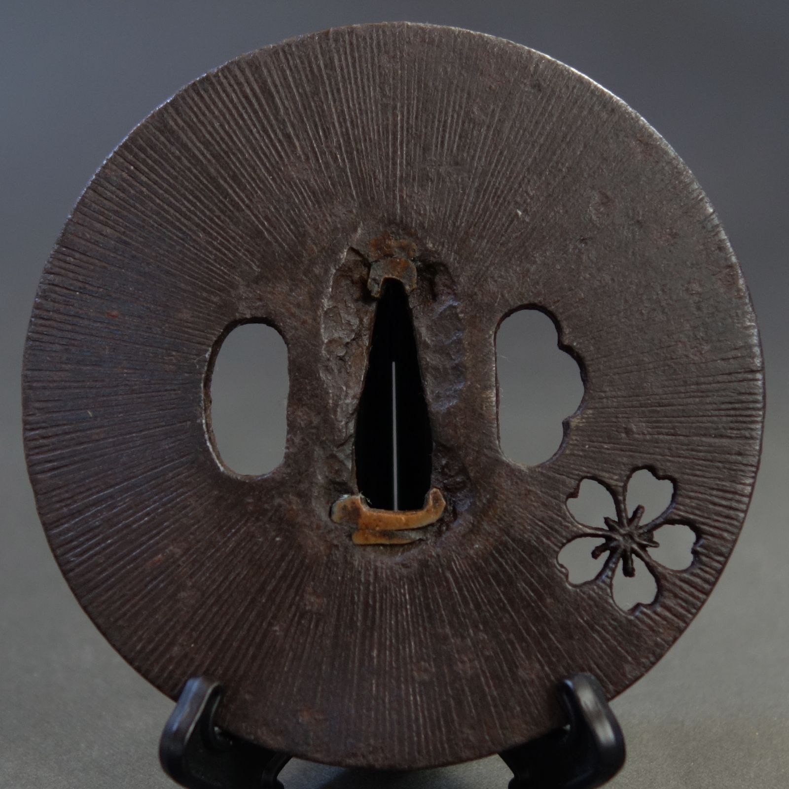 円形鍔 梅・桜透かし 放射状やすり 武具 ツバ かわいい鍔 つば 鉄製 刀