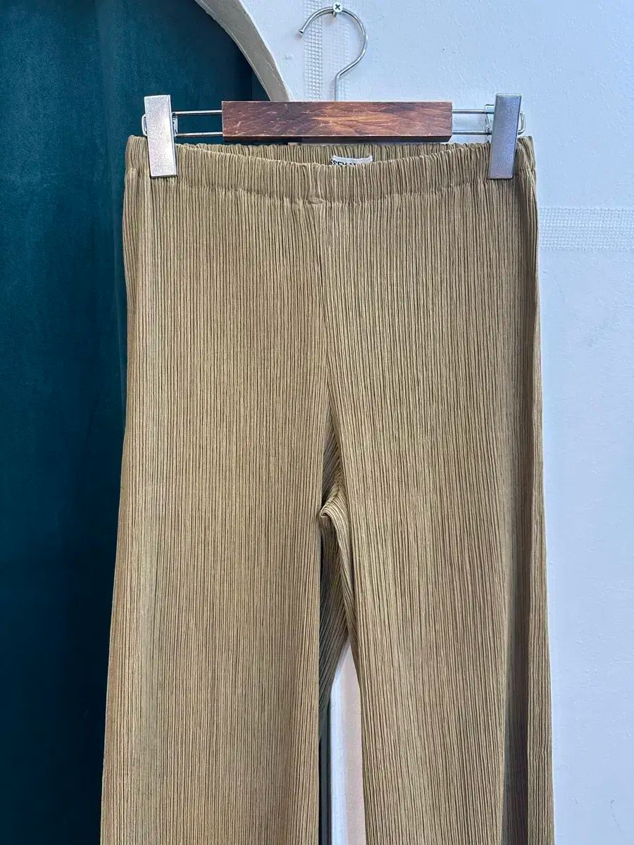 イッセイミヤケ パンツ プリーツ 無地 M イッセイミヤケ ISSEY MIYAKE パンツ ロングパンツ ワイドパンツ