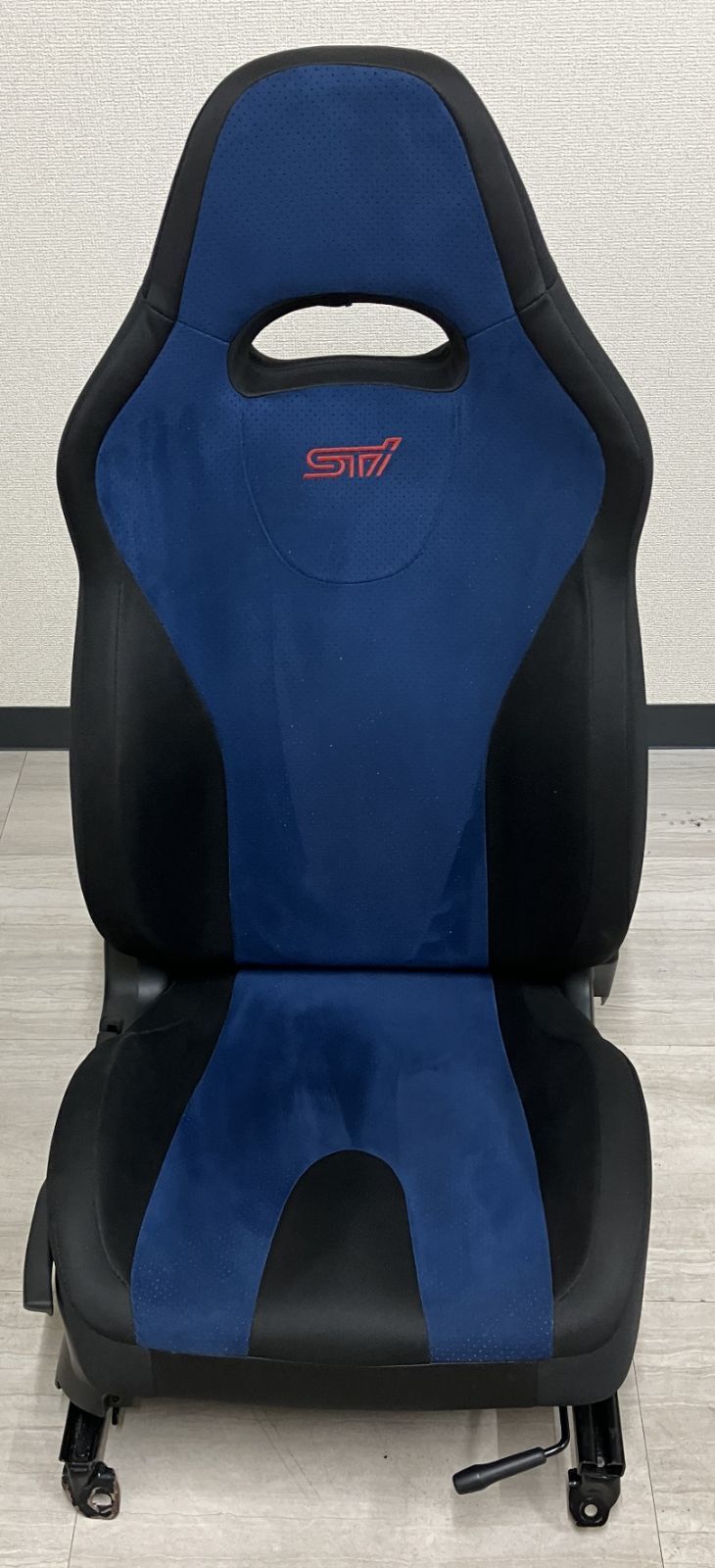 インプレッサ WRX STI（型式不明） 純正 運転席 右側 フロントシート シートレール付属 【現品限り】 ブルー×ブラック 1脚