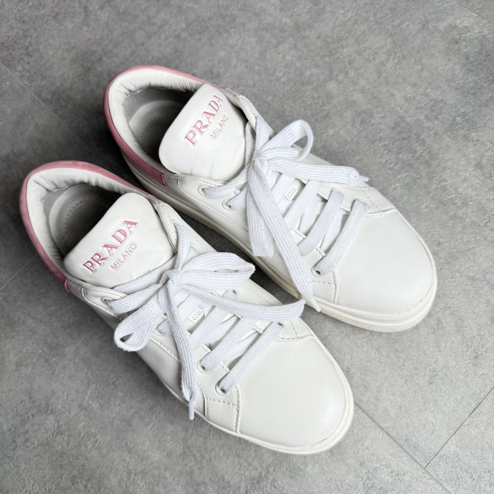 【美品】PRADA プラダ　レザースニーカー　本革　白×ピンク ロゴ入り 美品】PRADA プラダレザースニーカー本革白×ピンク ロゴ入り