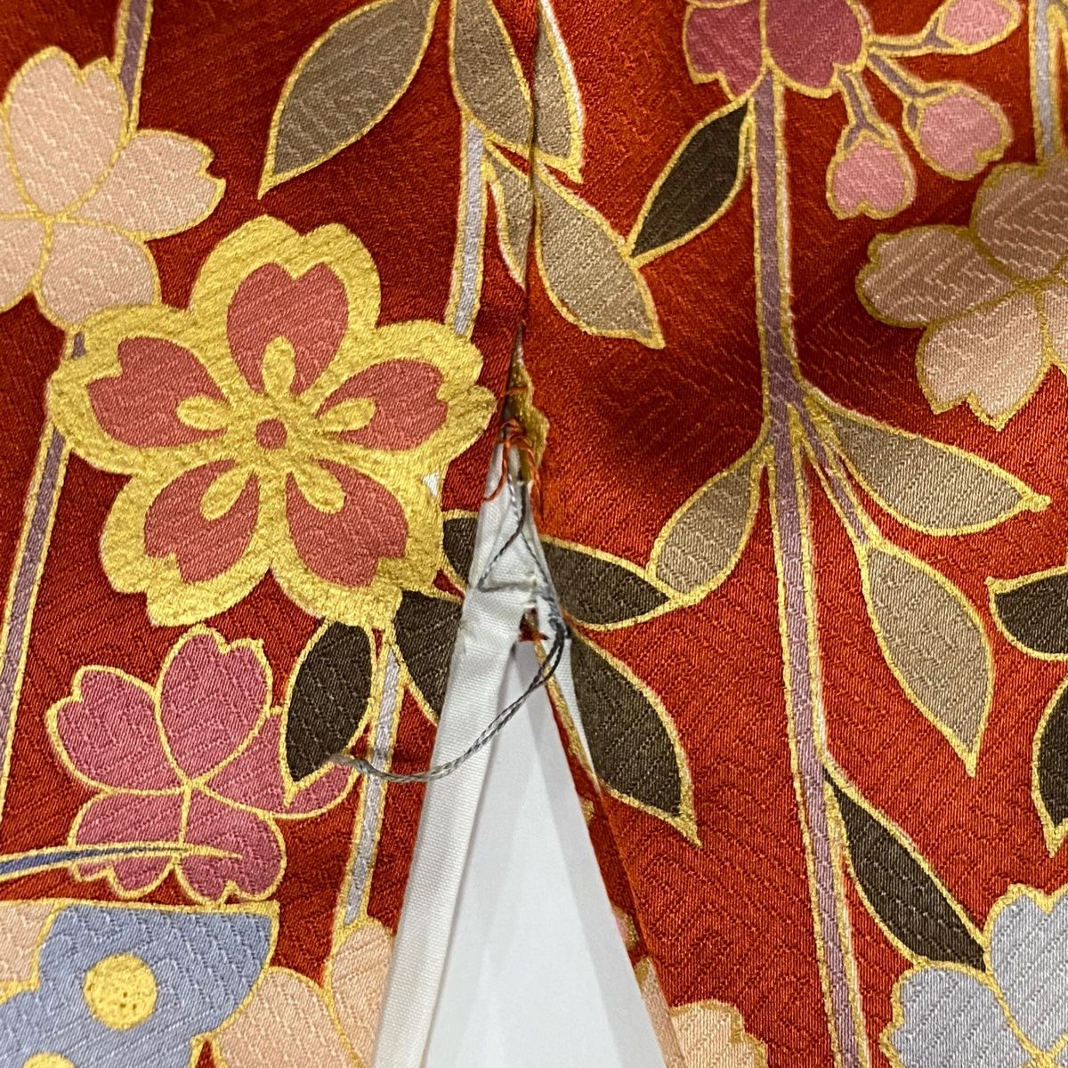 D370 振袖　叩き染め　蝶　枝垂れ桜　金彩　正絹　着物　袷　極美品 楽天市場】【新品】 振袖 着物 正絹 袷 刺繍 金彩加工 赤 椿 桜