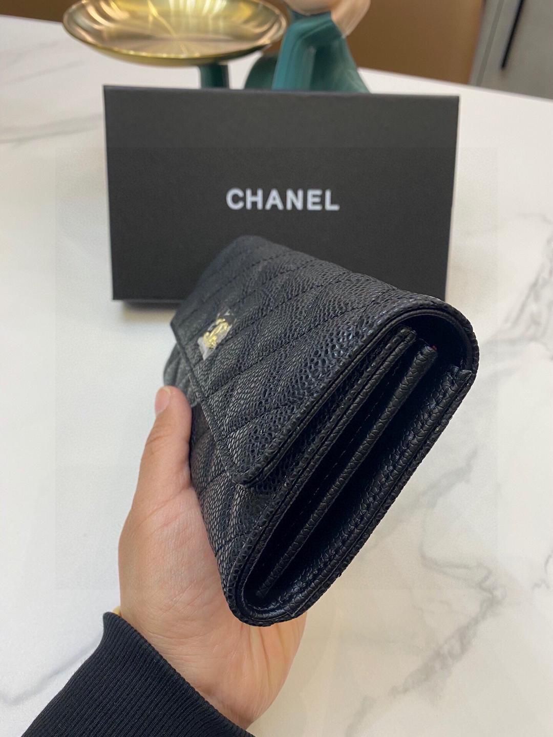 CHANELシャネルのシンプルな女性用ブラック財布