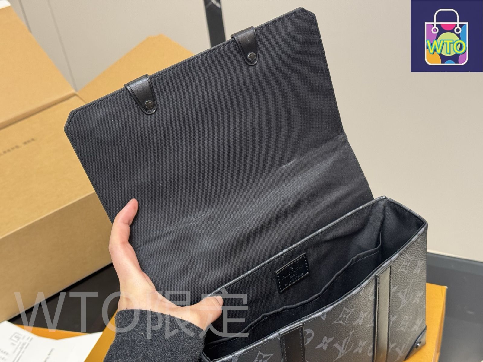 超レアヴィトン革バングル❗️❗️ 22日迄の限定お値下げ❗️❗️ 今日特価】Louis Vuitton Men's Multi-Way Leather Bag・ルイ