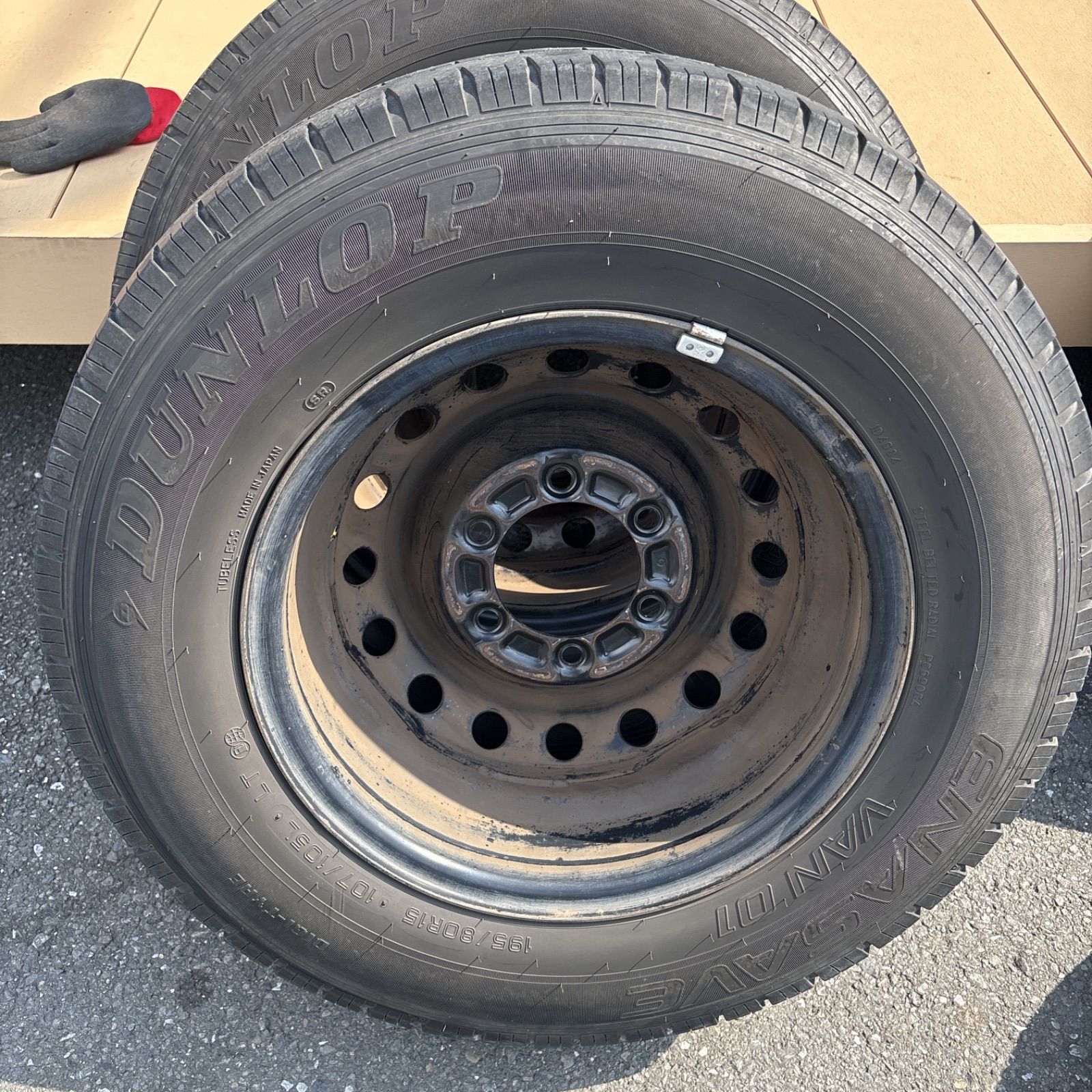 ハイエース 純正ホイールタイヤセット195/80R15 ※ホイールキャップ無し 最終値下げ 200系 ハイエース 純正ホイールタイヤセット 195