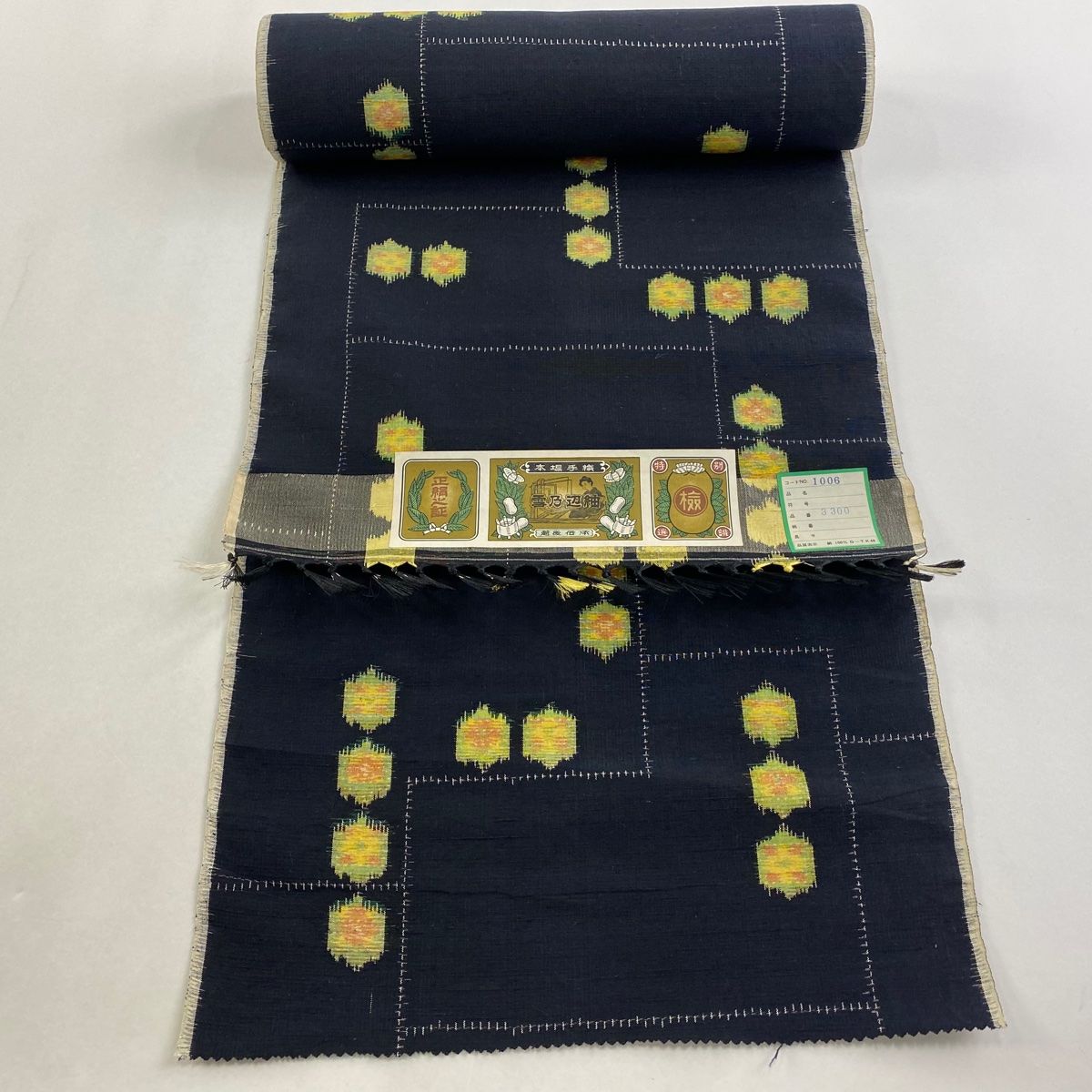 反物 秀品 紬 証紙あり 亀甲 絣 黒 正絹