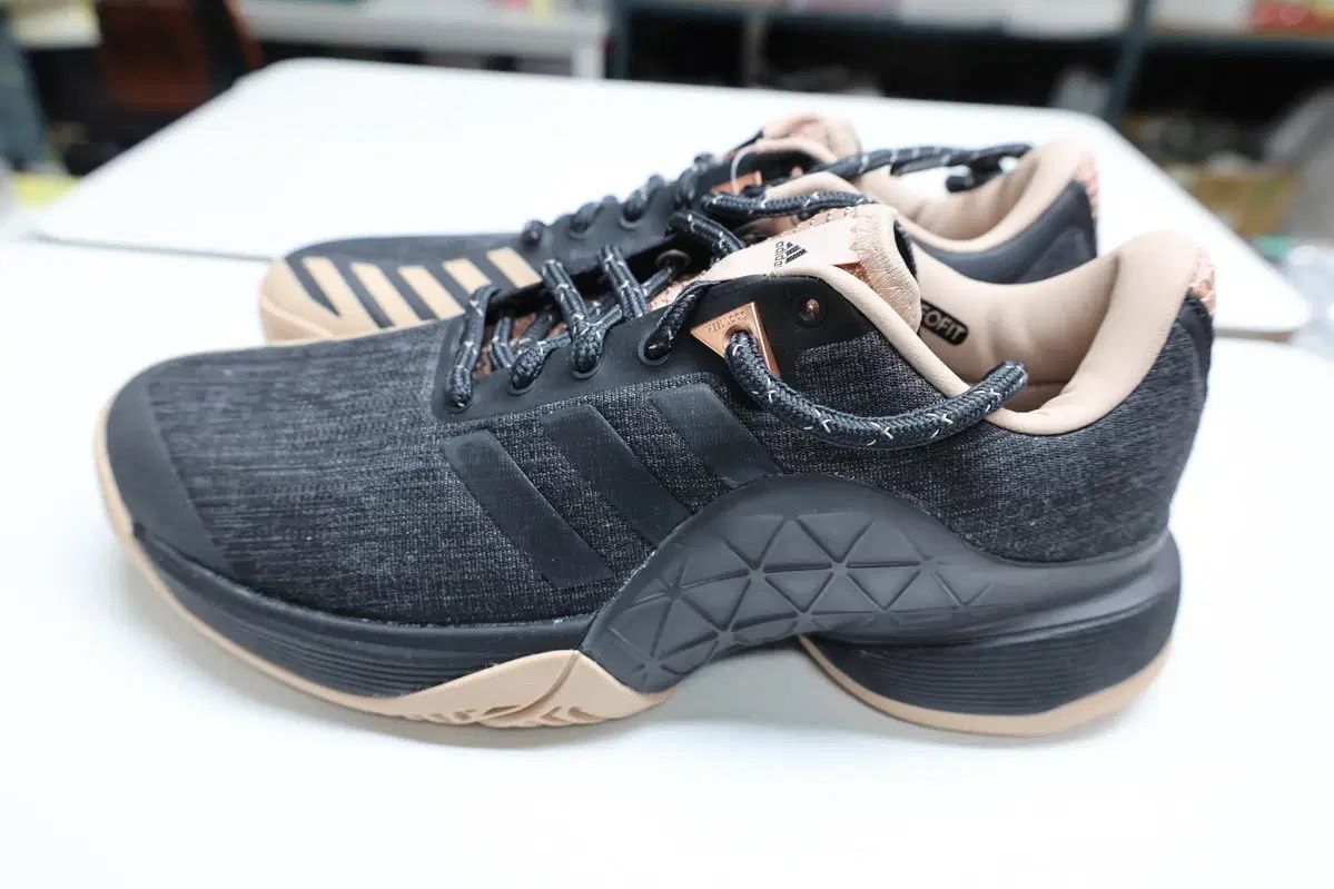 adidas アディダス テニスシューズ インドアスニーカー AH2114 230 235 240mm