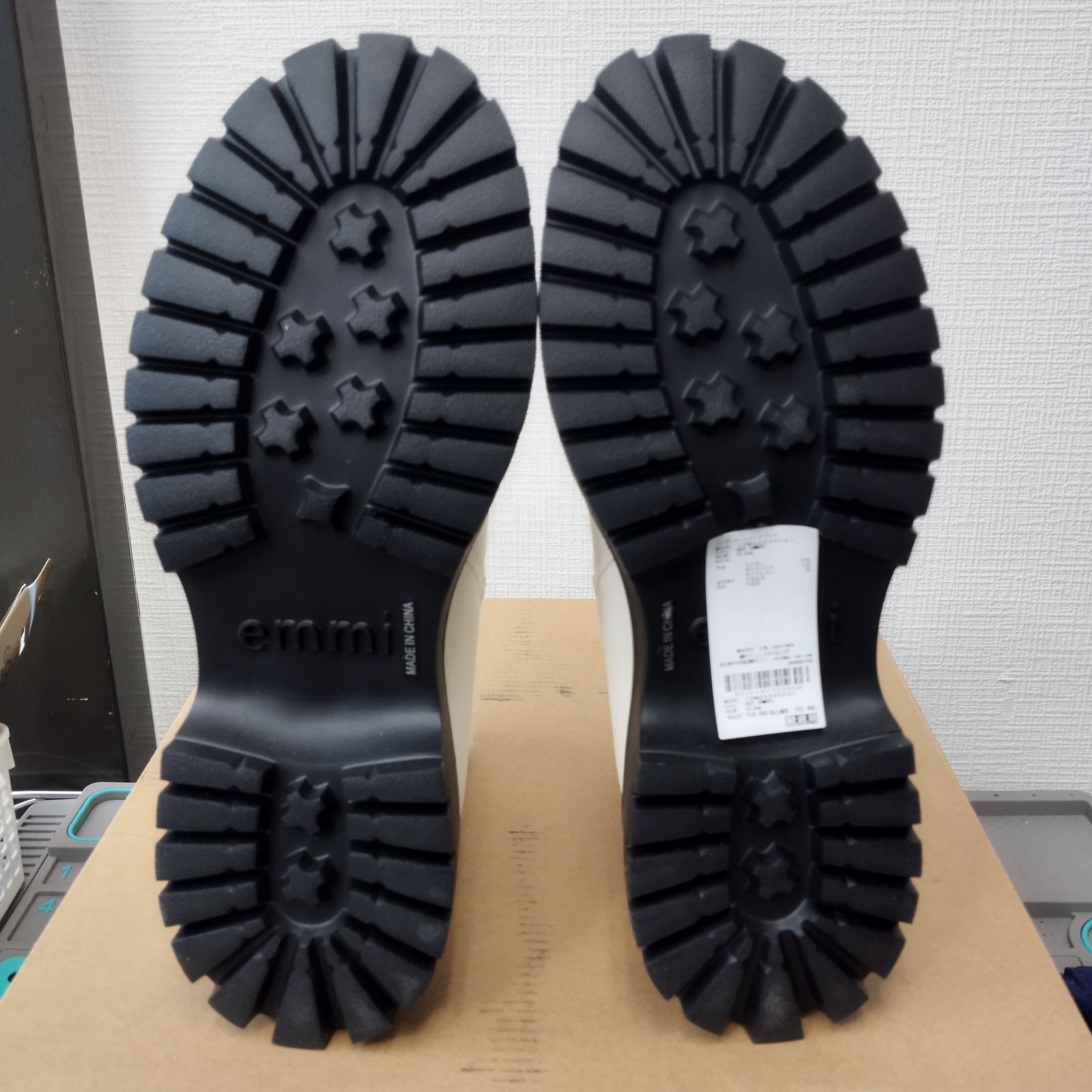 新作限定モデル予約開始！ emmi フェザーヤーンニットブーツ ブーティ