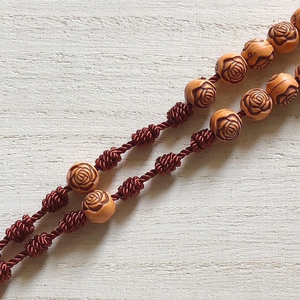 紐ロザリオ ブラウン系《薔薇ビーズ・木製十字架》ハンドメイド品 商品