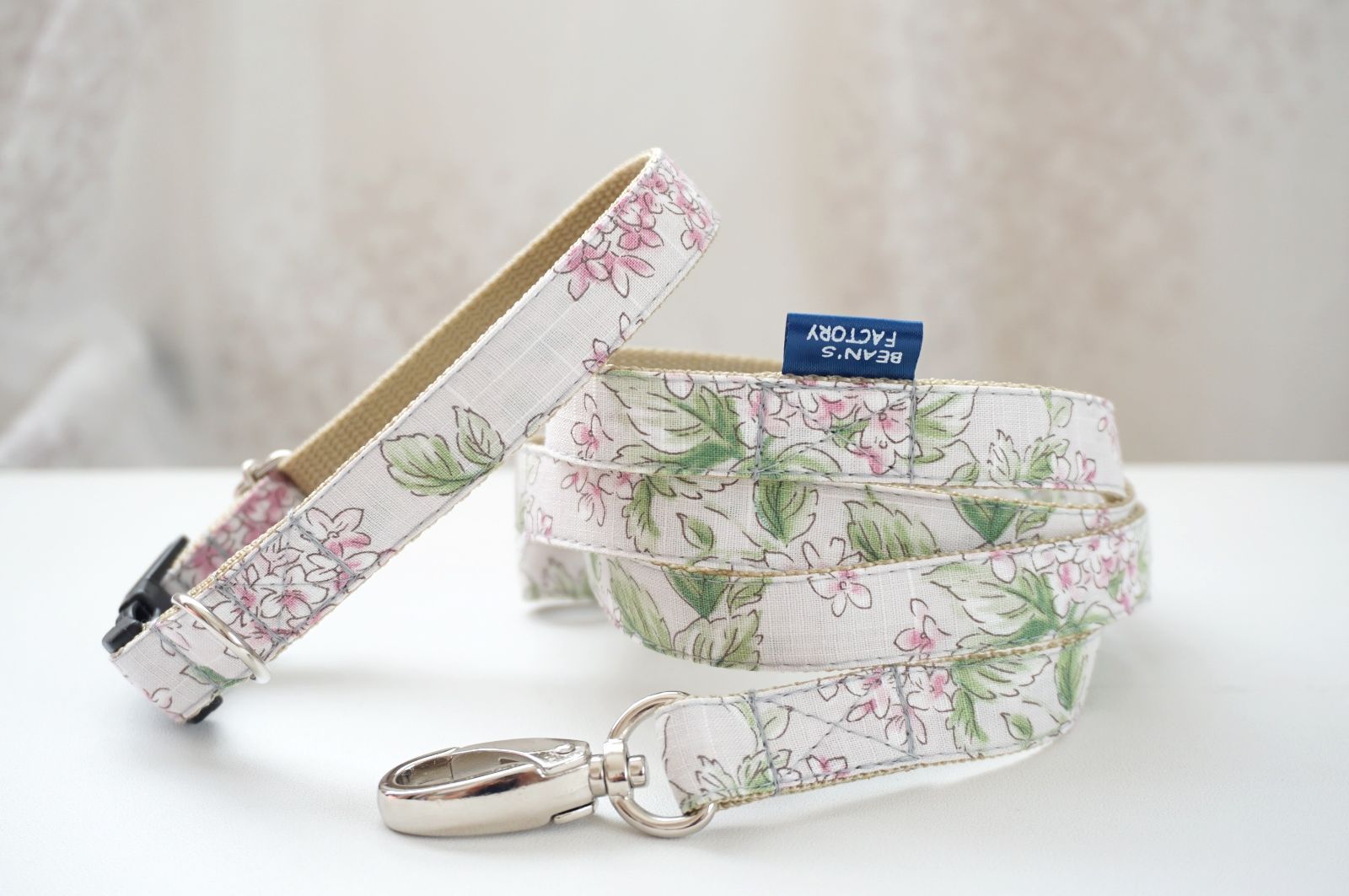 【送無・新品】犬用首輪＆リード　１５mm幅　ライラック（グレー）　花柄　人気 犬 首輪 花柄の通販