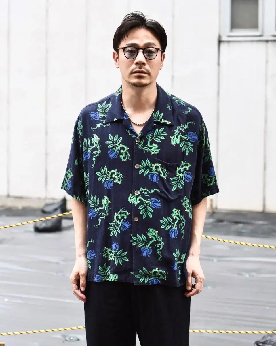 UN ROSE shirt