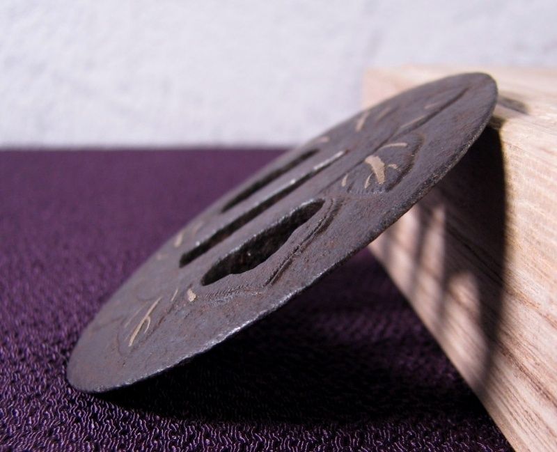 江戸期　在銘　金入刀鍔　共箱　122g 東Y7-0311☆2F 江戸期 在銘 金入刀鍔 共箱 122g 東Y7-0311☆2F