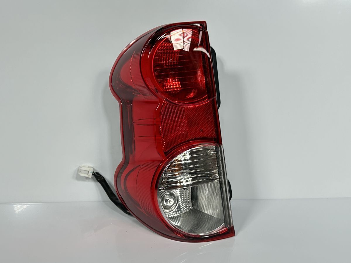【新品未使用】日産NV2000バネットテールライトカバー　左右セット ボルト固定 新品未使用】日産NV2000バネットテールライトカバー 左右セット