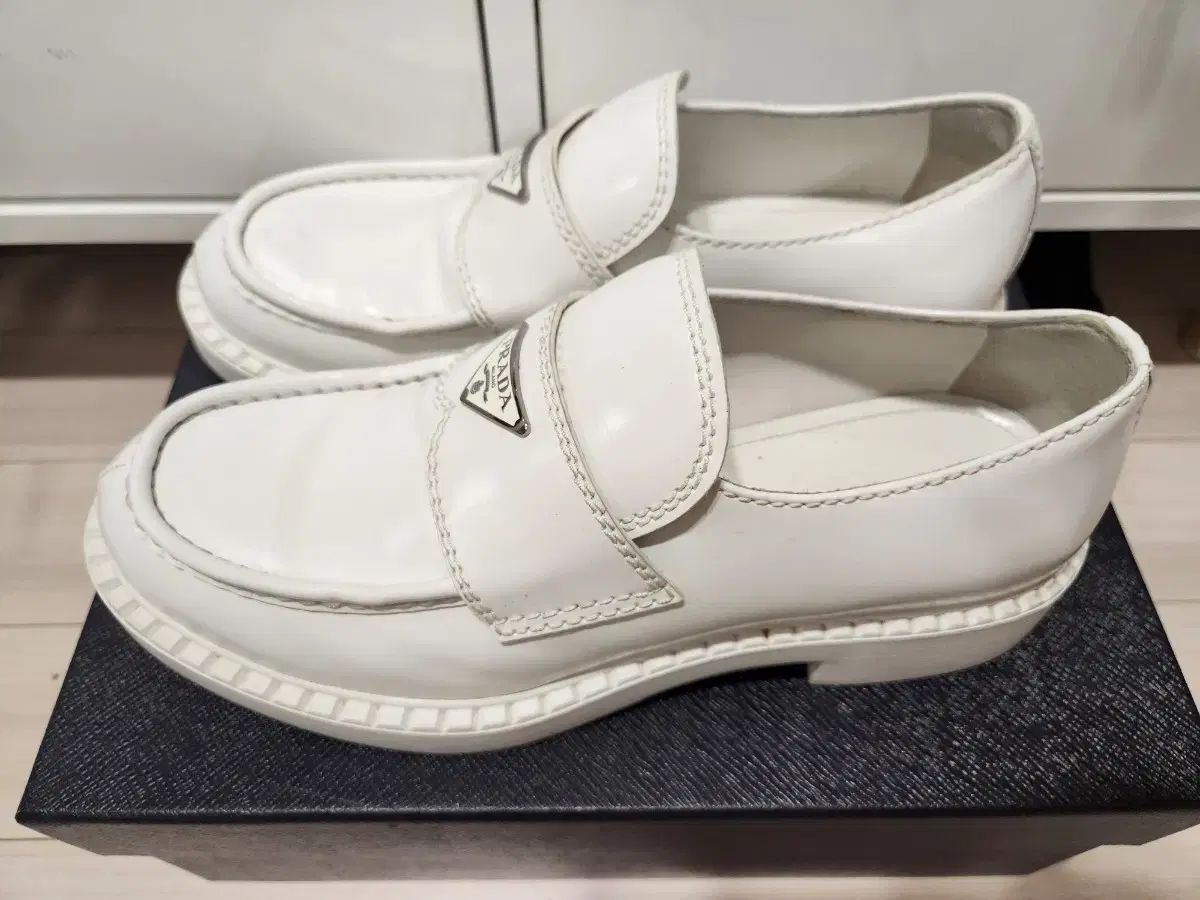 PRADA(プラダ) ブラッシュド ローファー 出品 PRADA プラダ モノリス